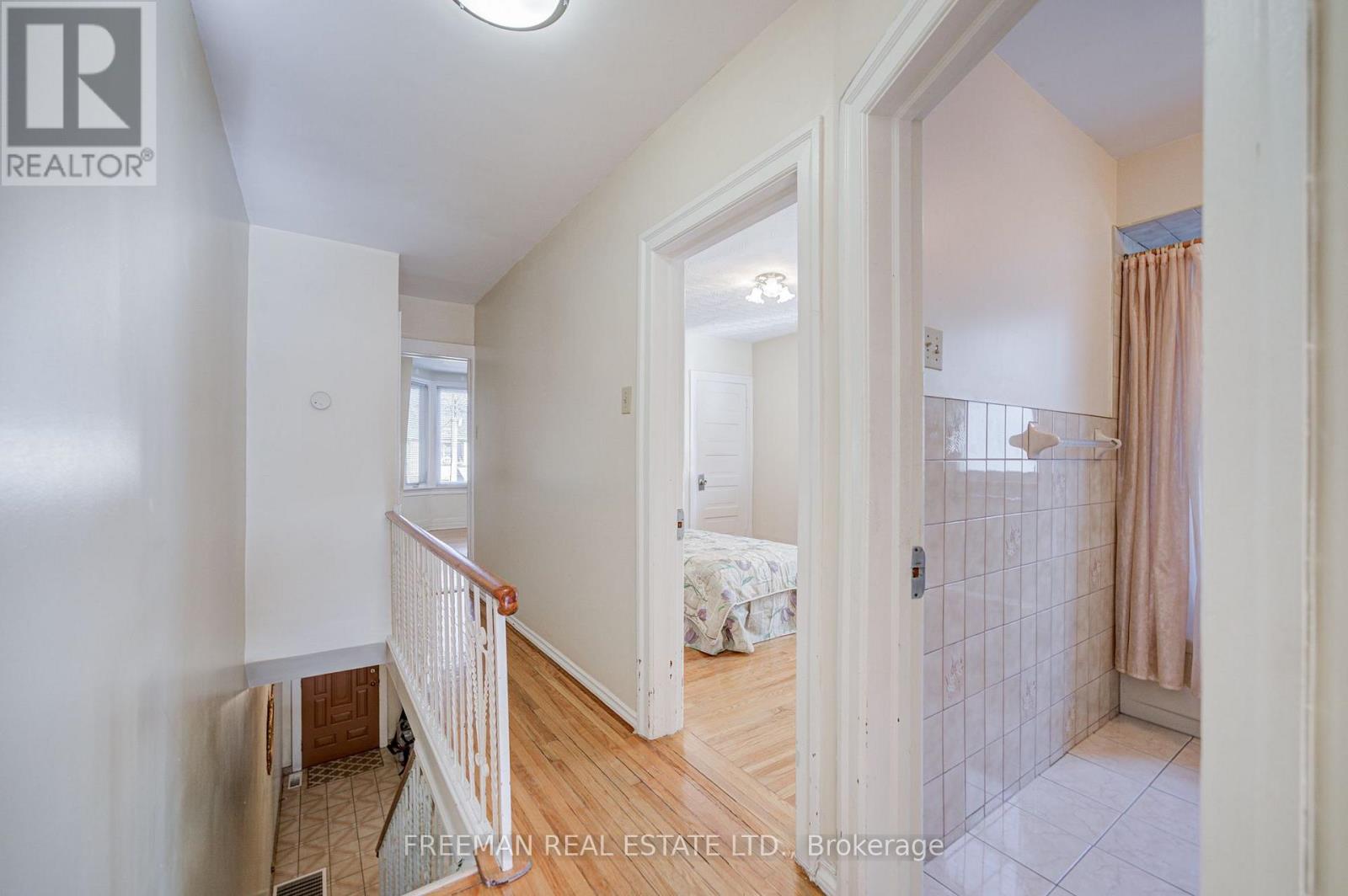 912 Manning Avenue, Toronto, Ontario  M6G 2X4 - Photo 14 - C13793696