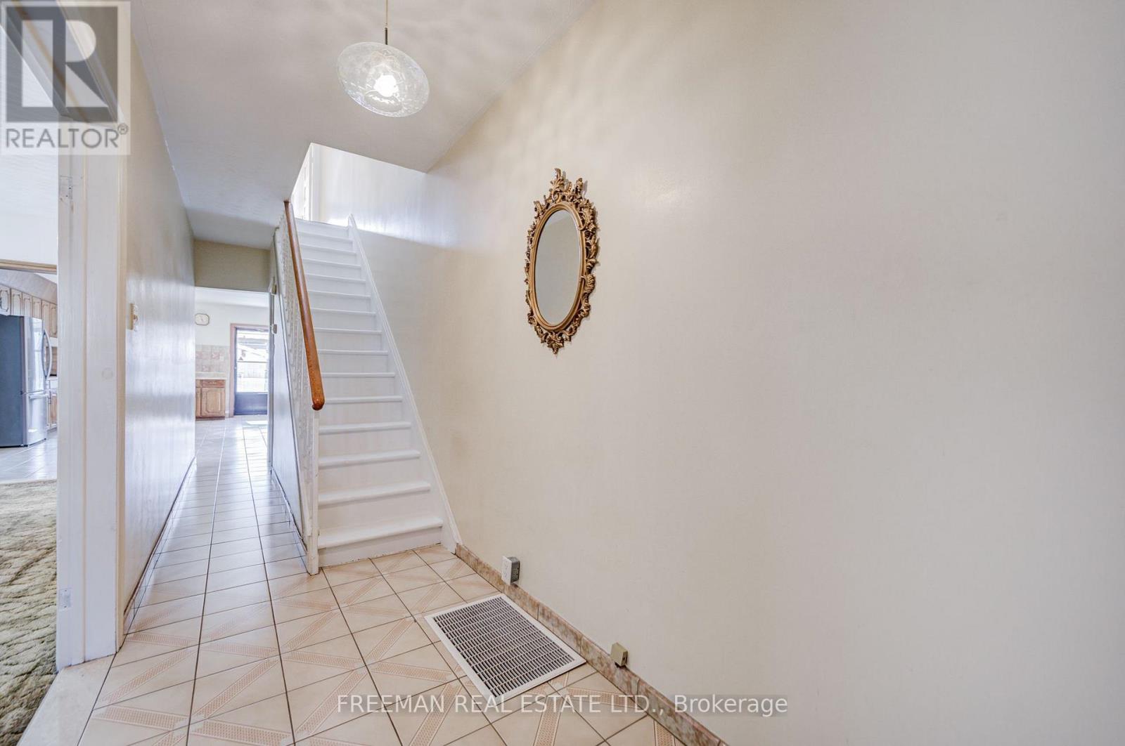 912 Manning Avenue, Toronto, Ontario  M6G 2X4 - Photo 2 - C13793696