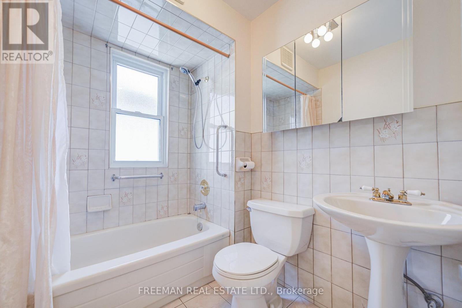 912 Manning Avenue, Toronto, Ontario  M6G 2X4 - Photo 22 - C13793696