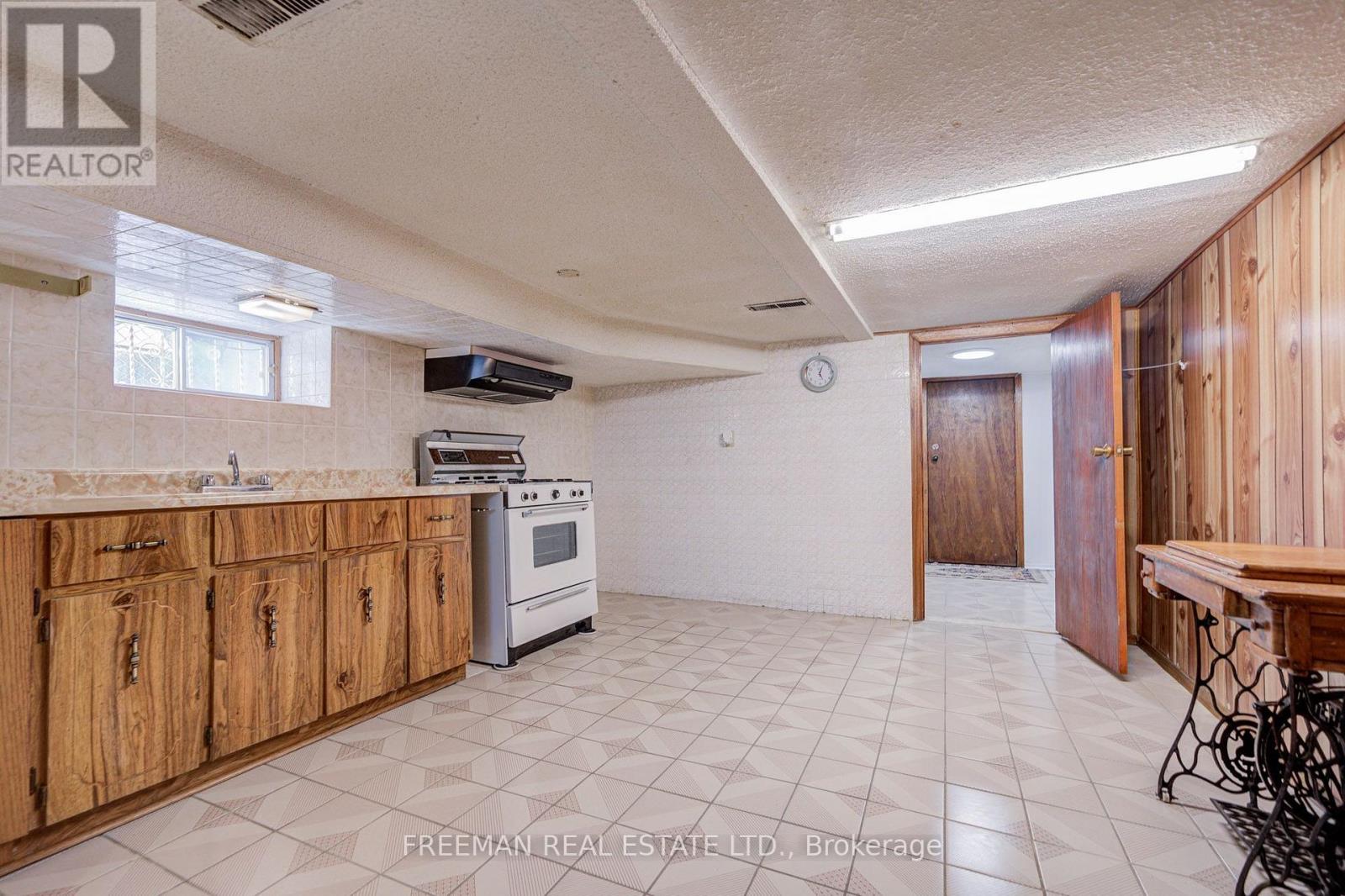 912 Manning Avenue, Toronto, Ontario  M6G 2X4 - Photo 25 - C13793696