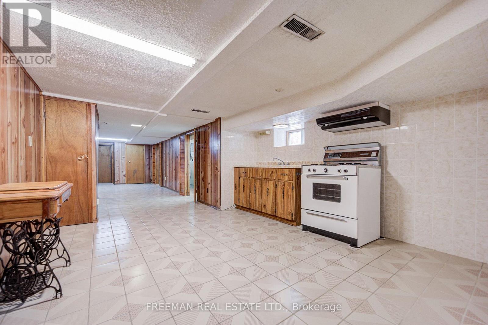 912 Manning Avenue, Toronto, Ontario  M6G 2X4 - Photo 26 - C13793696