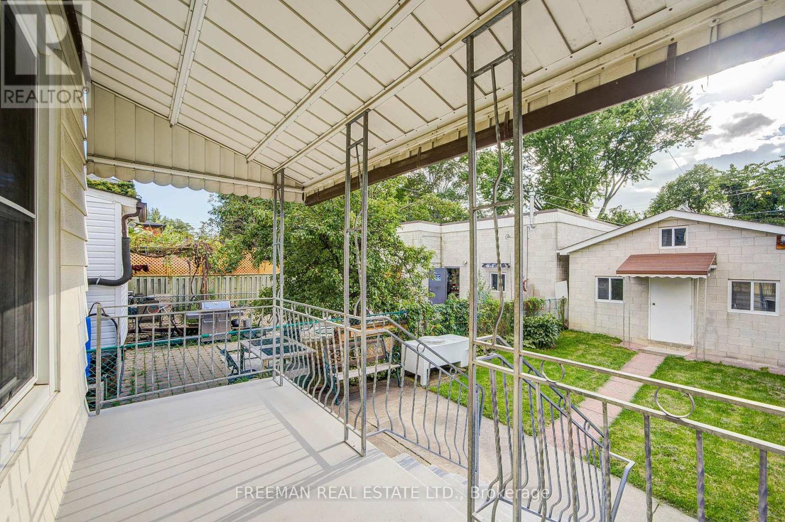 912 Manning Avenue, Toronto, Ontario  M6G 2X4 - Photo 33 - C13793696