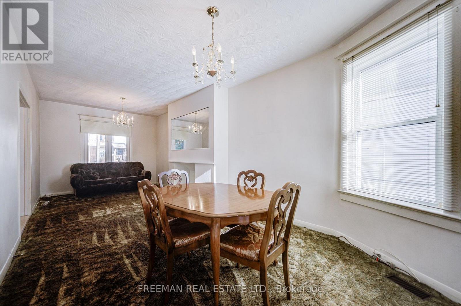 912 Manning Avenue, Toronto, Ontario  M6G 2X4 - Photo 4 - C13793696