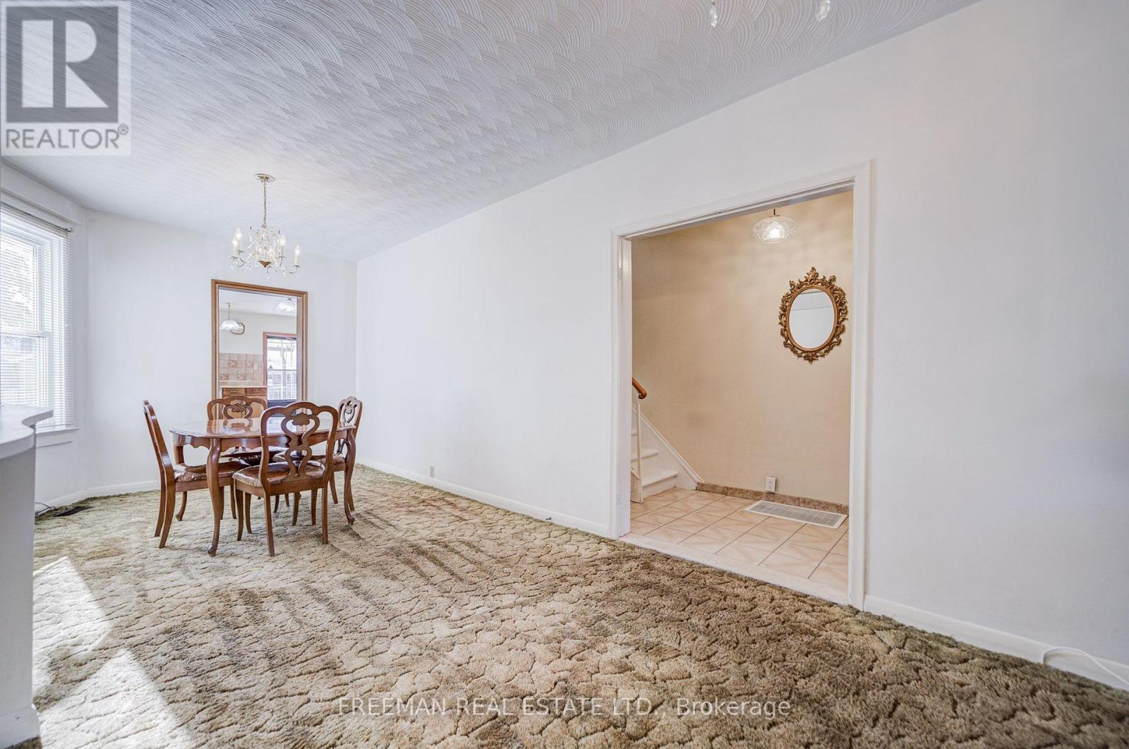 912 Manning Avenue, Toronto, Ontario  M6G 2X4 - Photo 5 - C13793696
