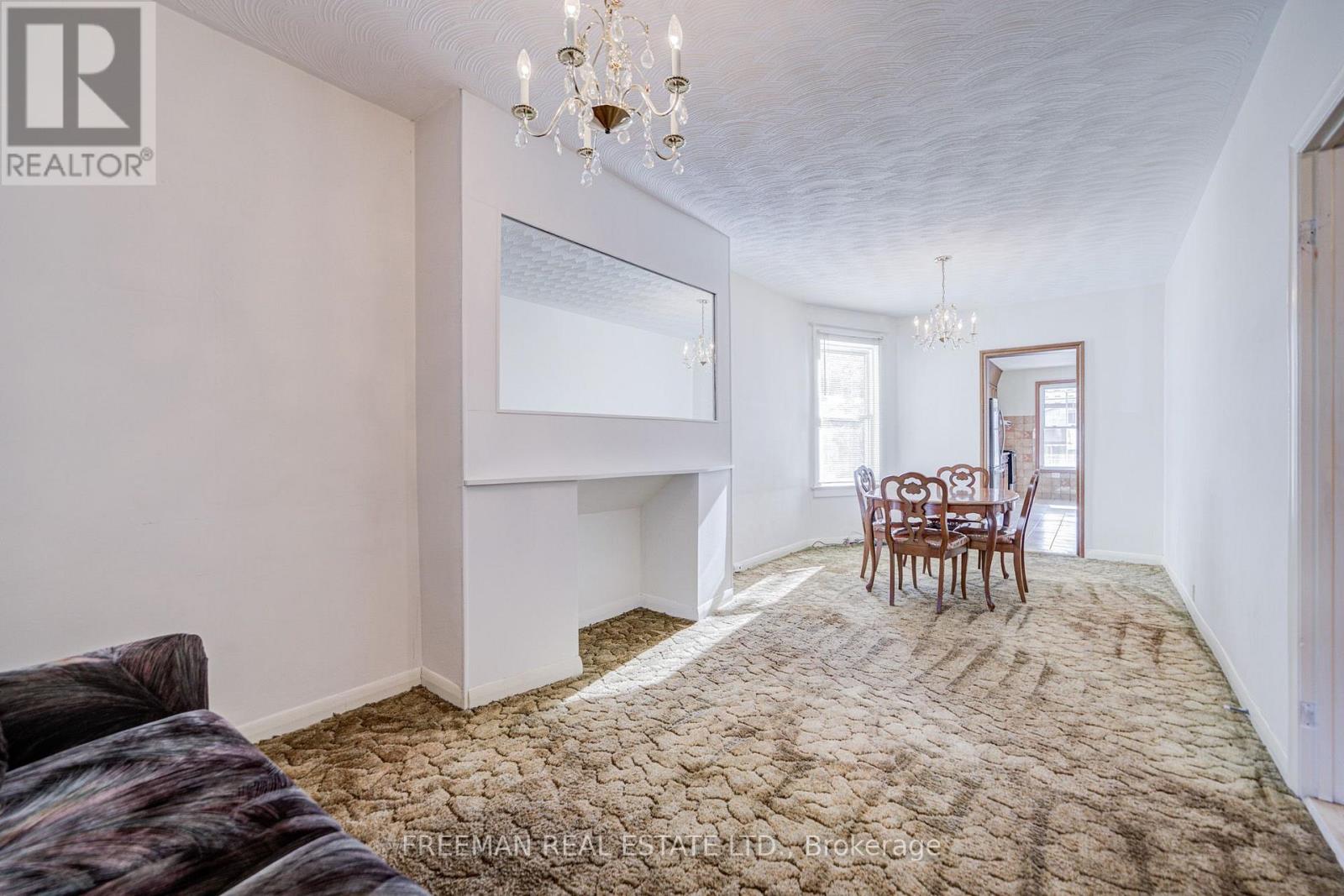 912 Manning Avenue, Toronto, Ontario  M6G 2X4 - Photo 6 - C13793696