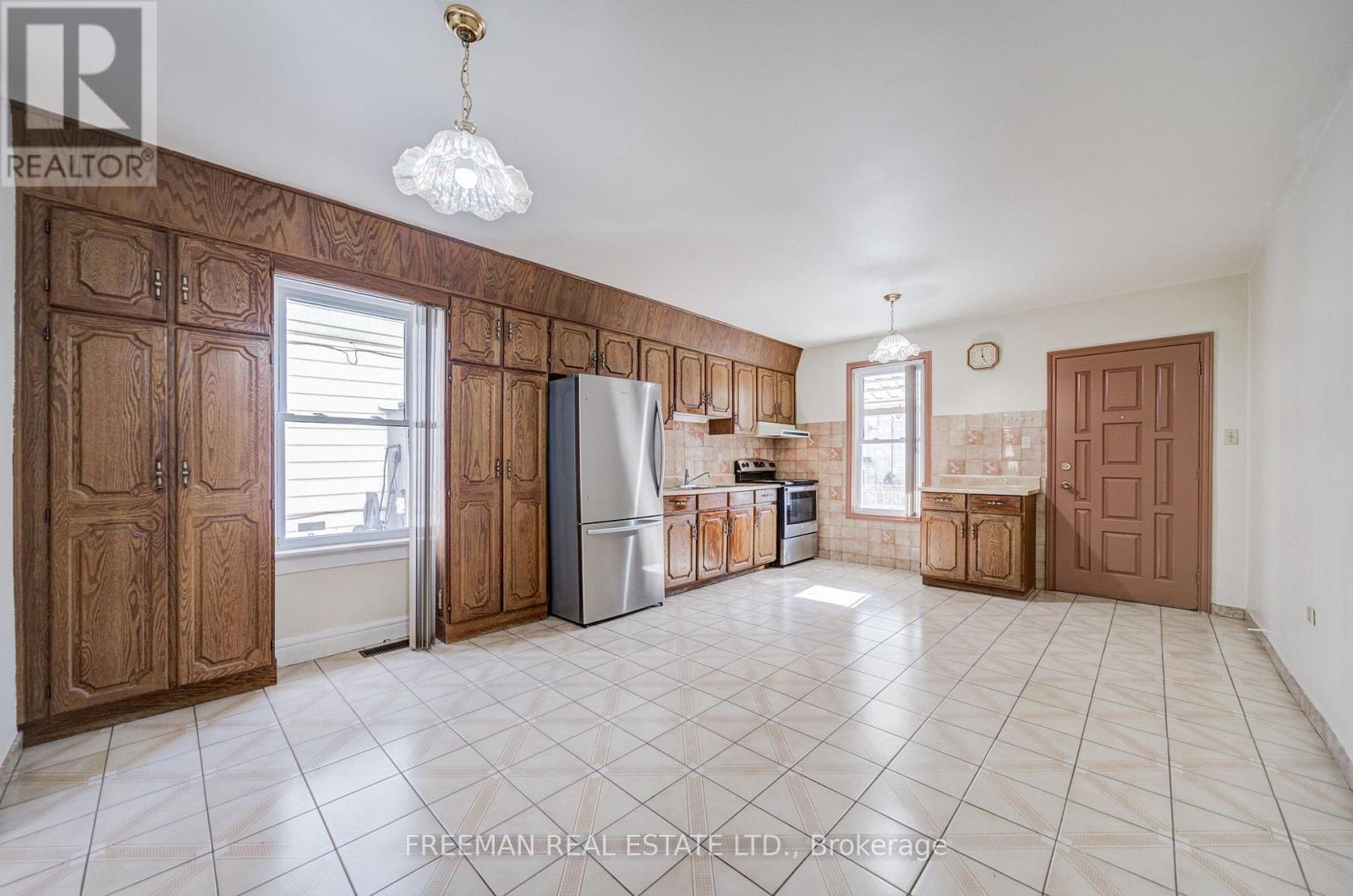 912 Manning Avenue, Toronto, Ontario  M6G 2X4 - Photo 8 - C13793696