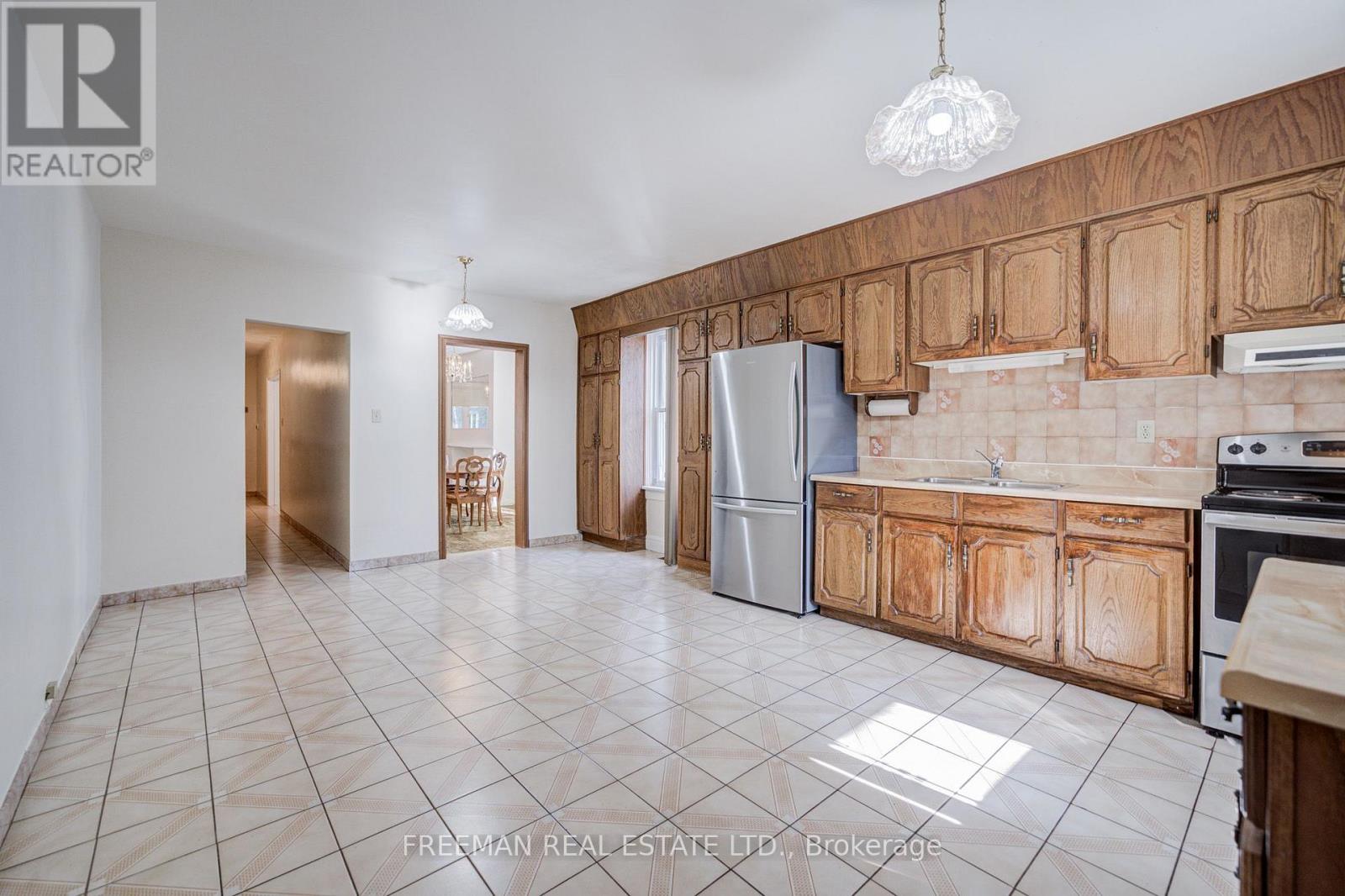 912 Manning Avenue, Toronto, Ontario  M6G 2X4 - Photo 9 - C13793696