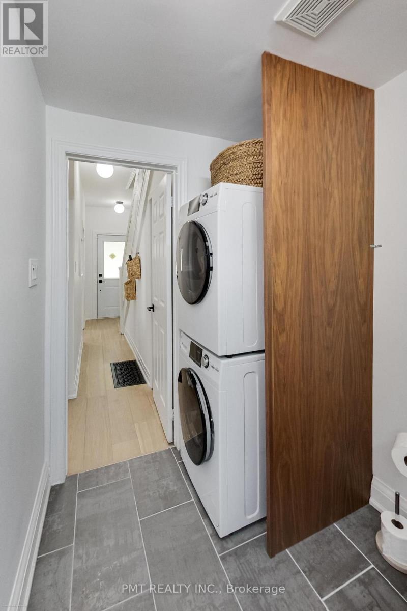 22 Connaught Avenue, Toronto, Ontario  M4L 2V9 - Photo 13 - E13793680