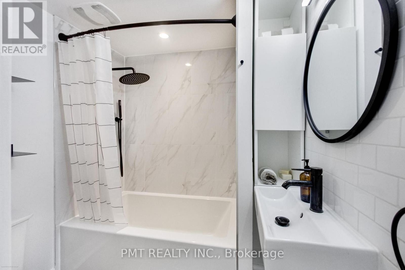 22 Connaught Avenue, Toronto, Ontario  M4L 2V9 - Photo 19 - E13793680