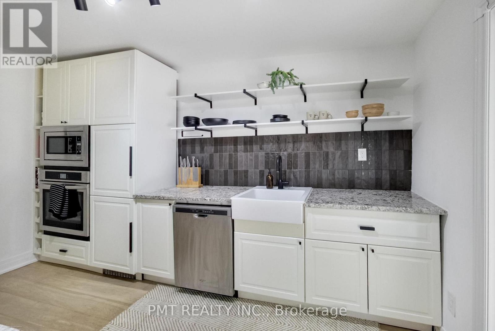 22 Connaught Avenue, Toronto, Ontario  M4L 2V9 - Photo 11 - E13793692