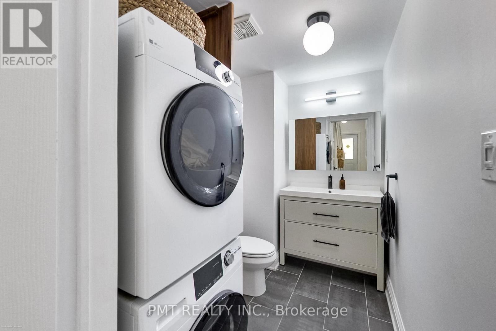 22 Connaught Avenue, Toronto, Ontario  M4L 2V9 - Photo 12 - E13793692