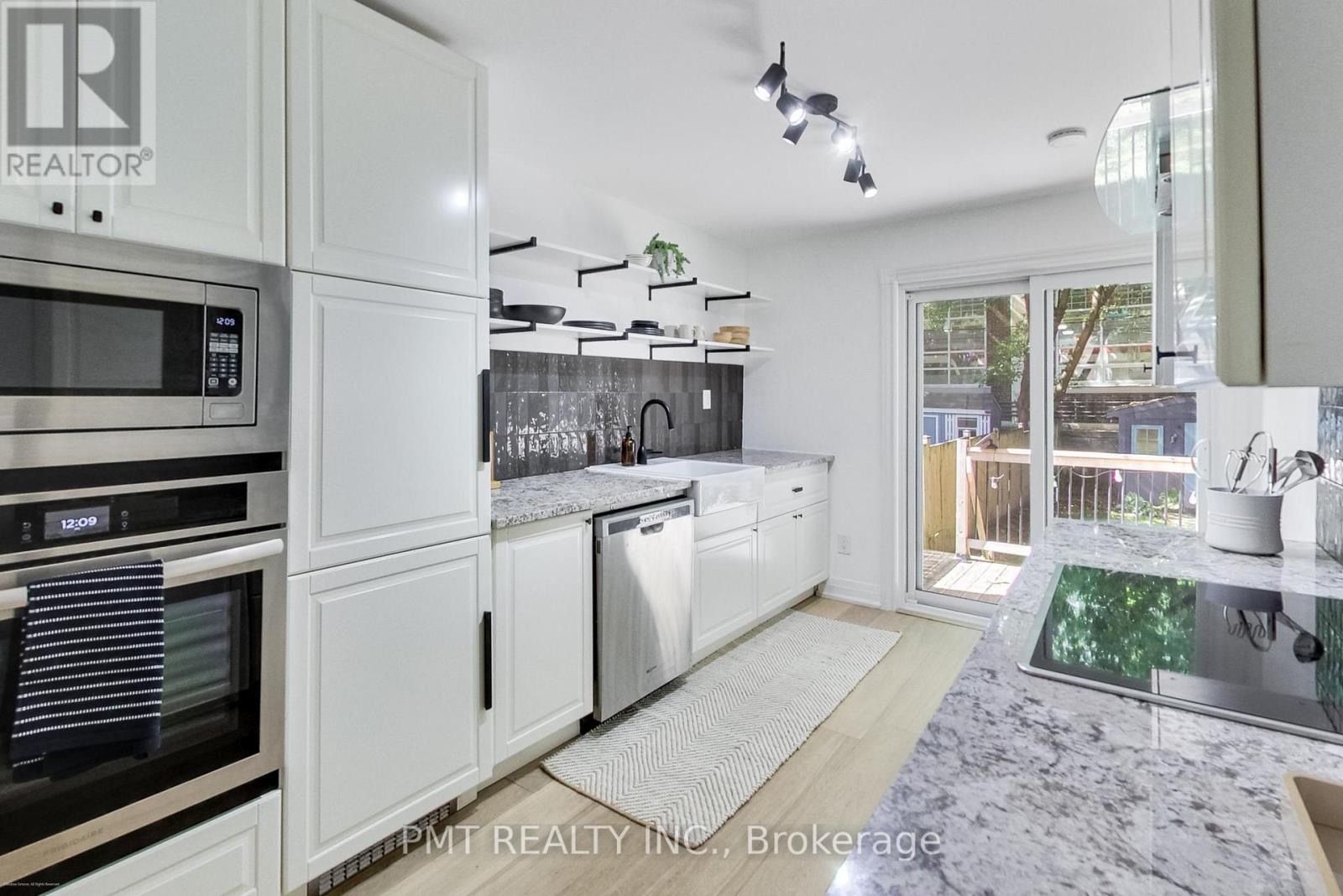 22 Connaught Avenue, Toronto, Ontario  M4L 2V9 - Photo 8 - E13793692