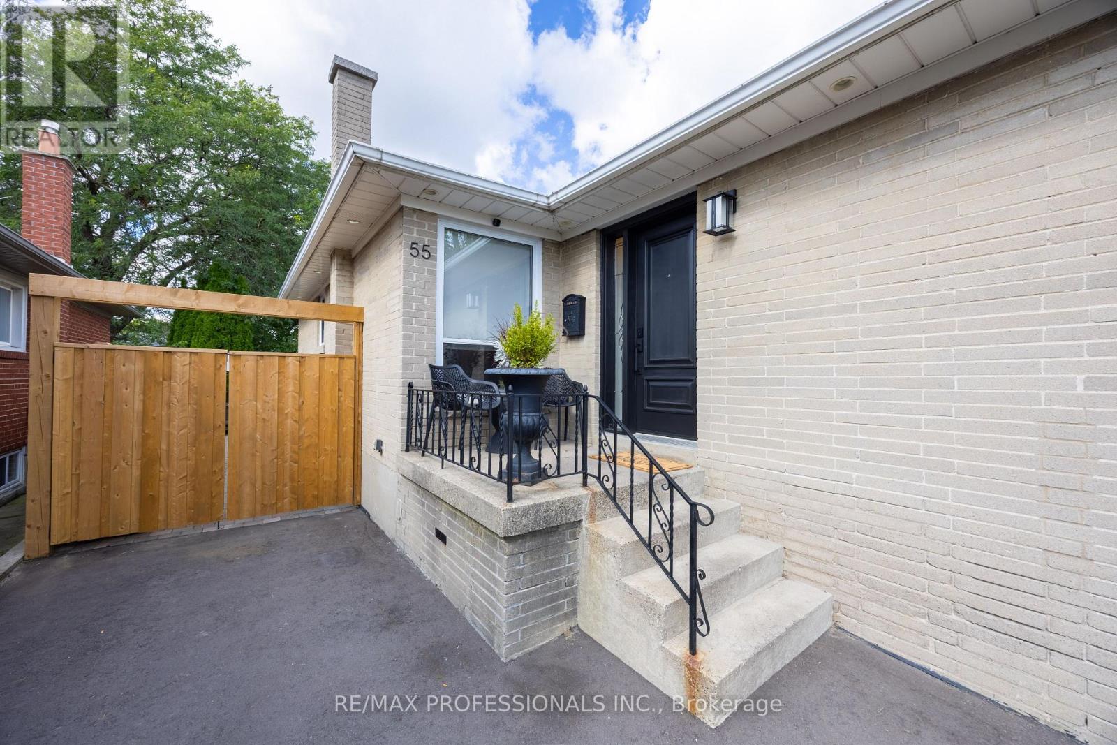 55 Rayside Drive, Toronto, Ontario  M9C 1S9 - Photo 2 - W13793908