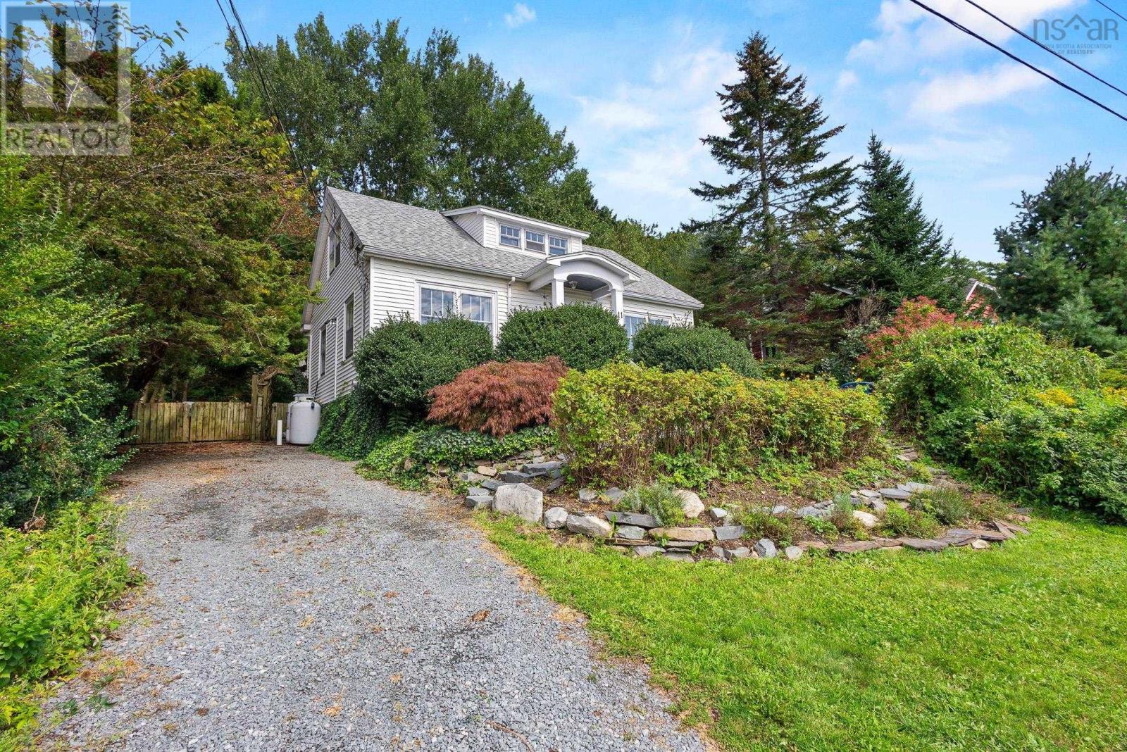 11 Dunolly Street, Dartmouth, Nova Scotia  B2Y 2Z6 - Photo 1 - 202623478