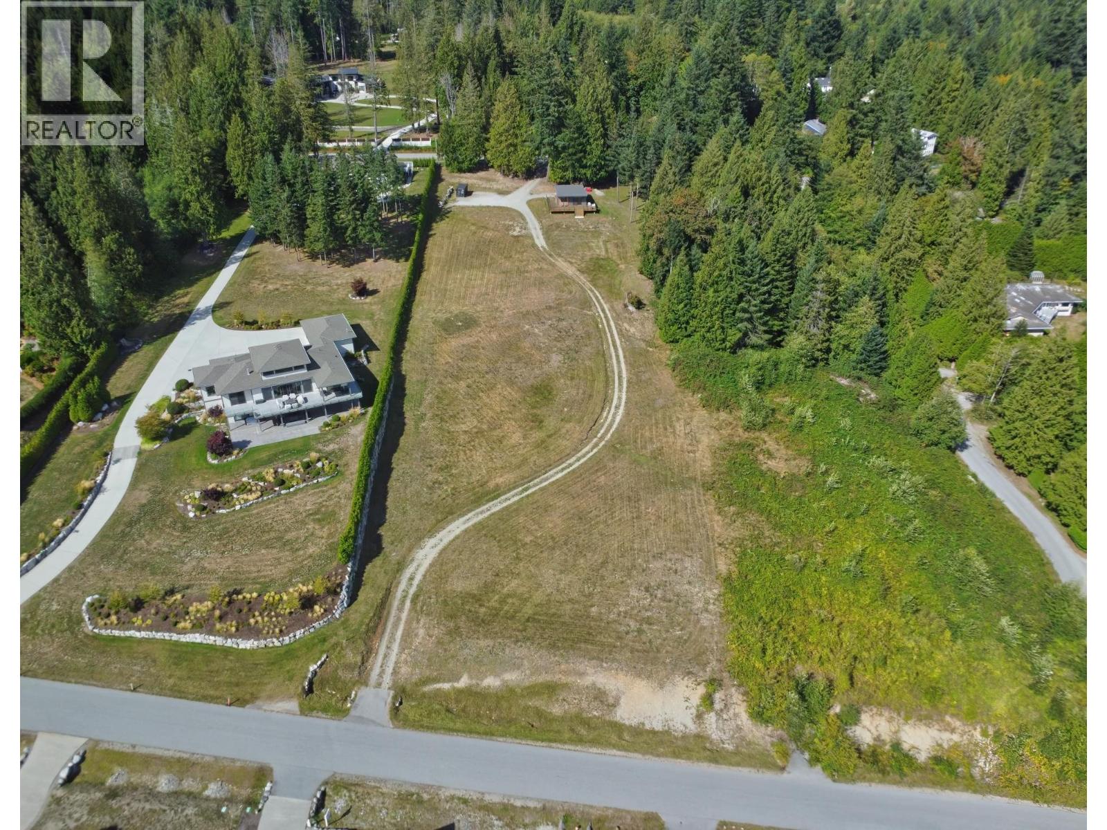 604 Woodland Avenue, Gibsons, British Columbia  V0N 1V1 - Photo 2 - R3166455