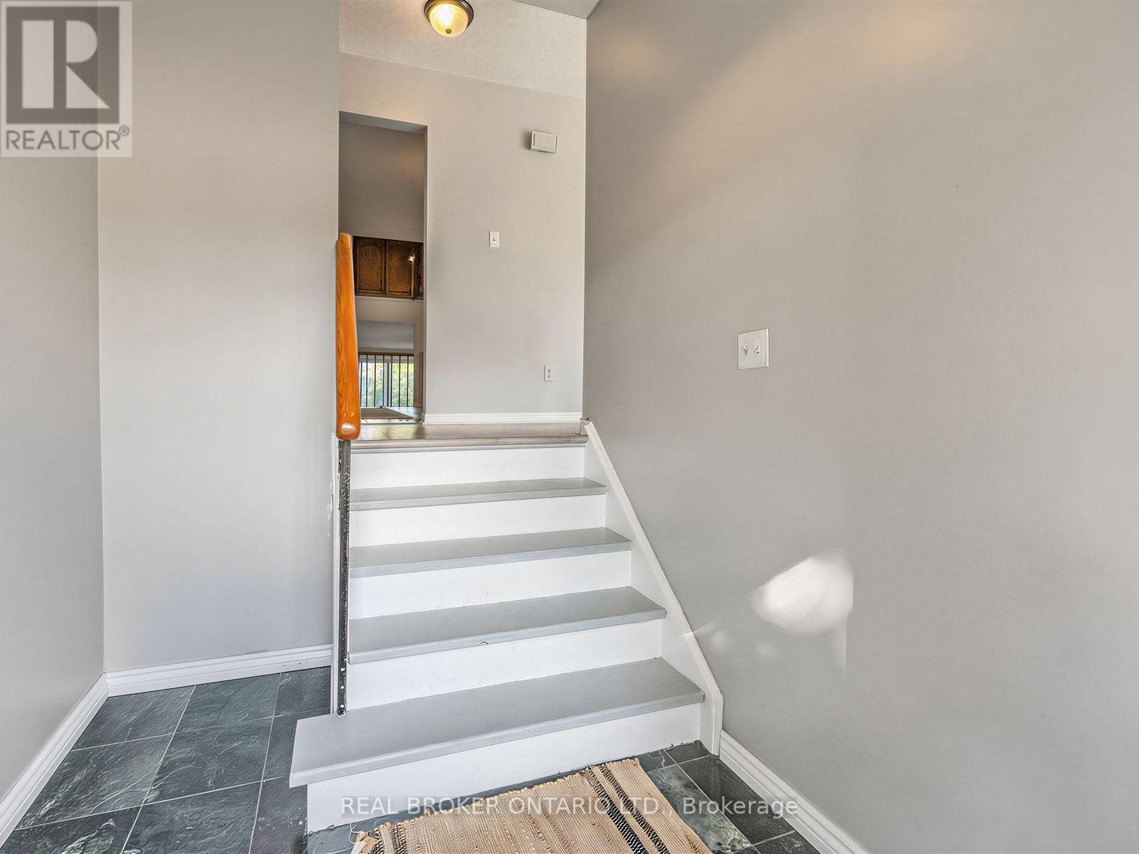 2733 Los Palmas Court, Mississauga (Meadowvale), Ontario  L5N 2G6 - Photo 4 - W13793960