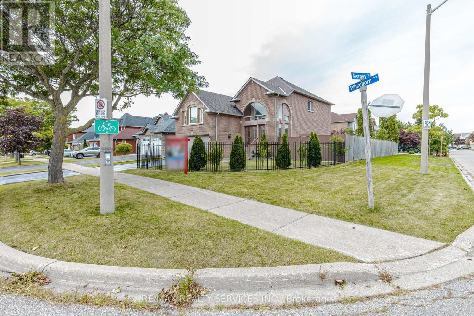 5772 Whitehorn Avenue, Mississauga, Ontario  L5V 1W1 - Photo 2 - W13793966