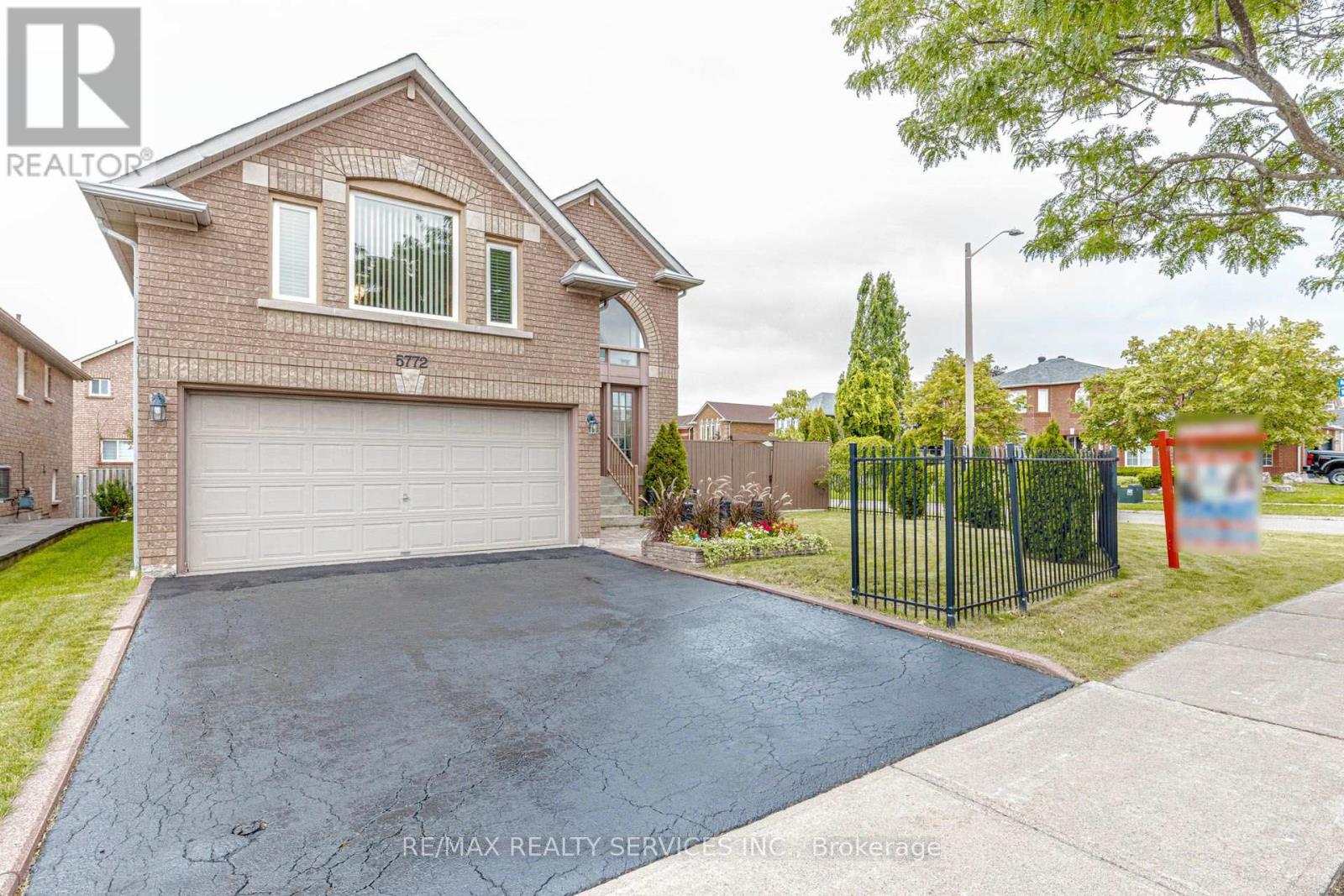 5772 Whitehorn Avenue, Mississauga, Ontario  L5V 1W1 - Photo 4 - W13793966