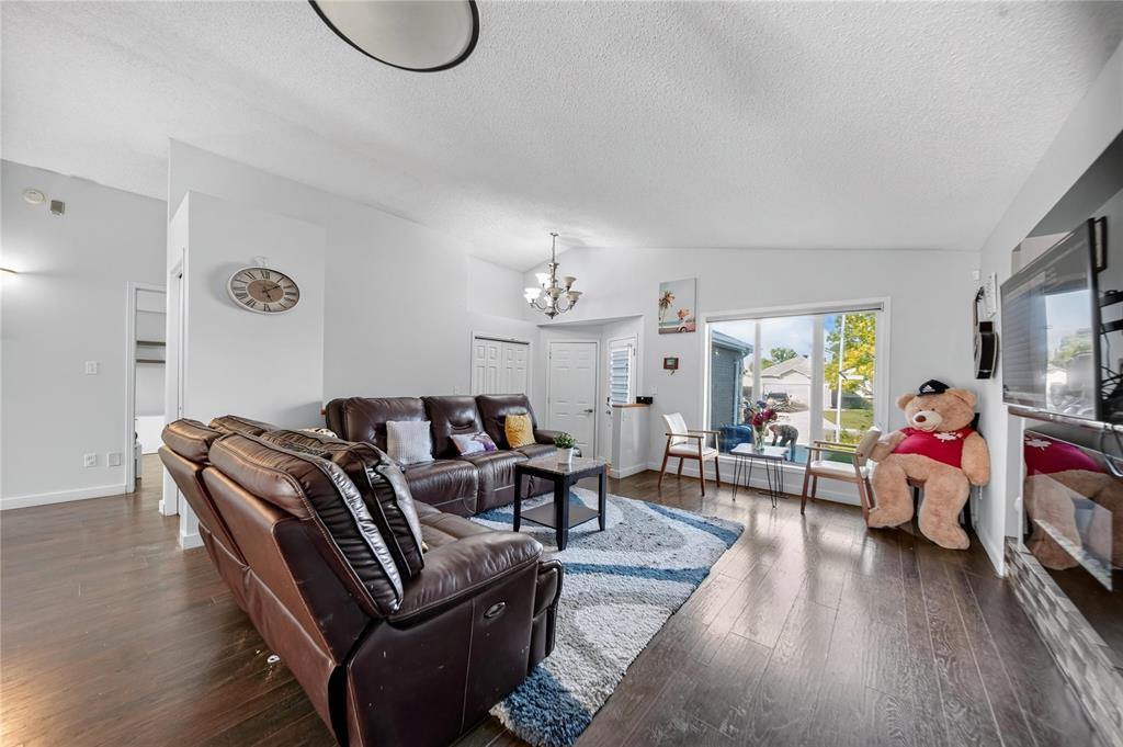 85 Ben Hewak Bay, Winnipeg, Manitoba  R2V 4W6 - Photo 3 - 202623152