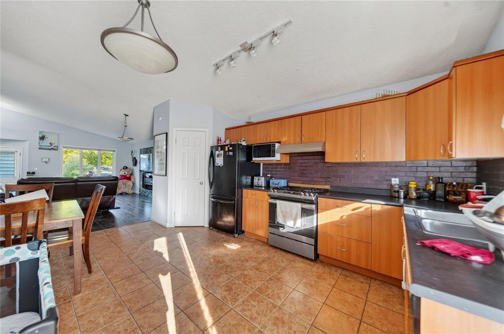 85 Ben Hewak Bay, Winnipeg, Manitoba  R2V 4W6 - Photo 7 - 202623152
