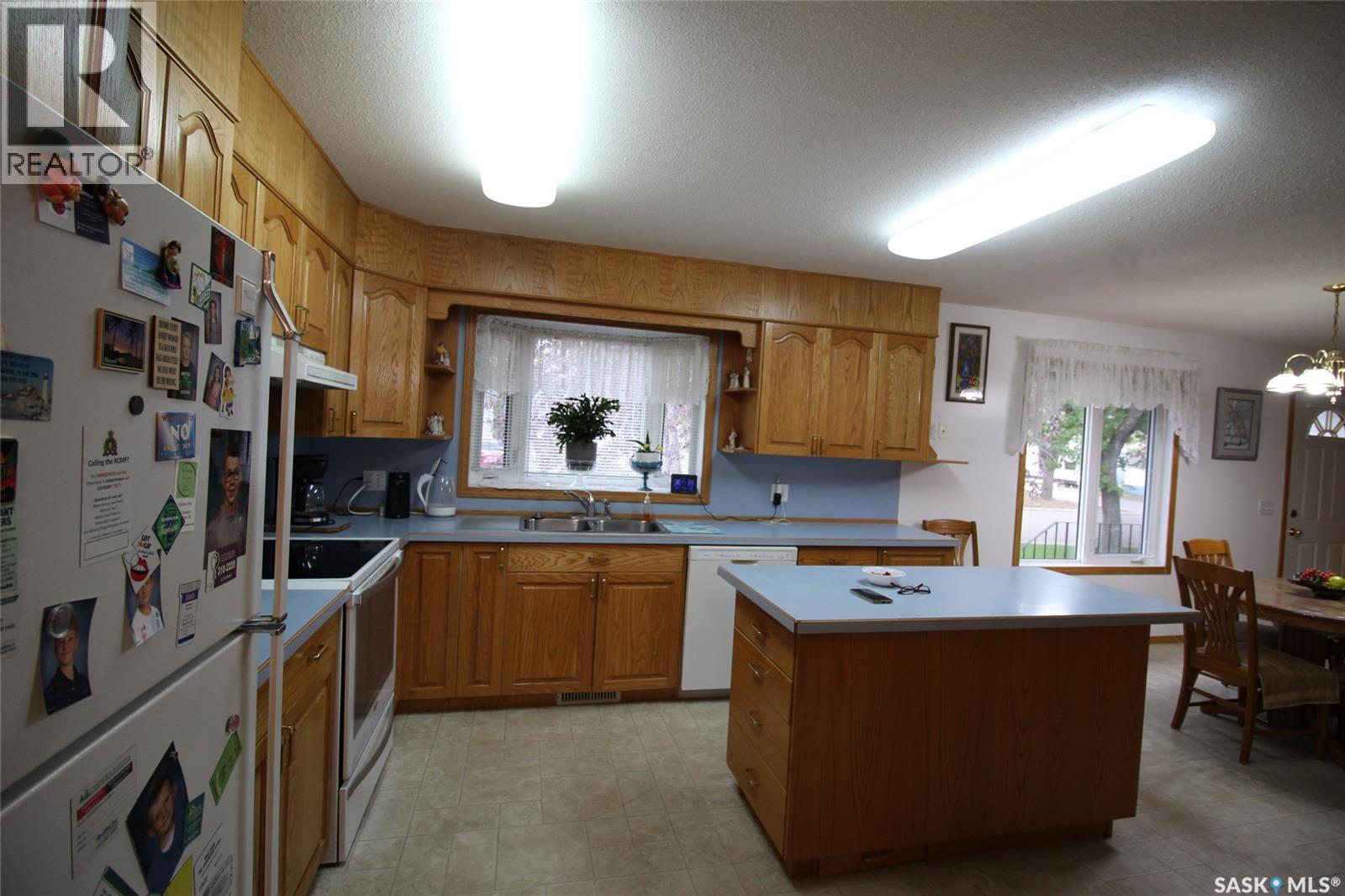 613 4th Street W, Shaunavon, Saskatchewan  S0N 2M0 - Photo 2 - SK048673
