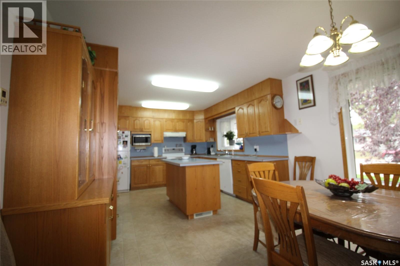 613 4th Street W, Shaunavon, Saskatchewan  S0N 2M0 - Photo 4 - SK048673
