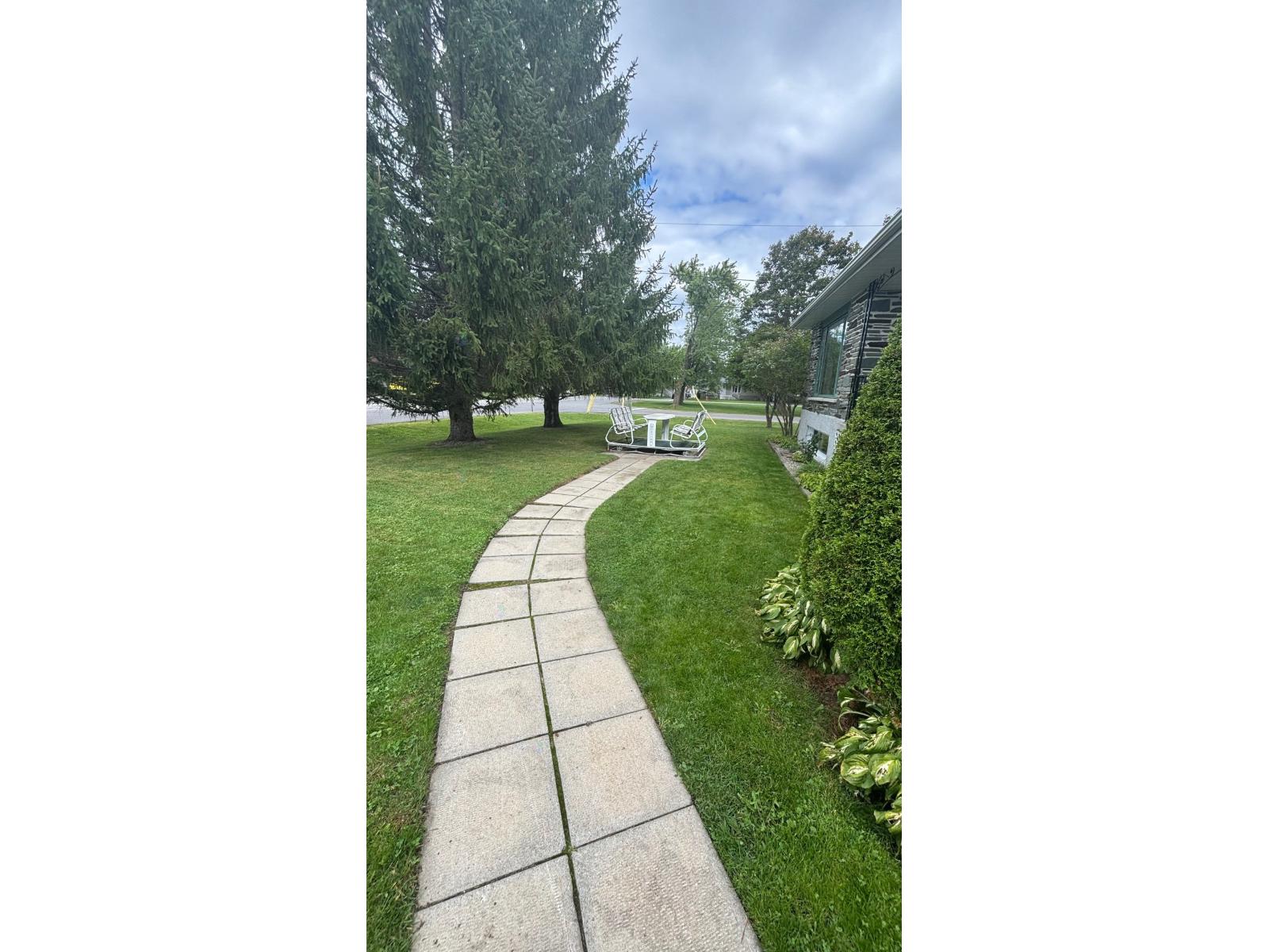 836 Rue St-Joseph Mercier Quebec Canada J6R1J6 3