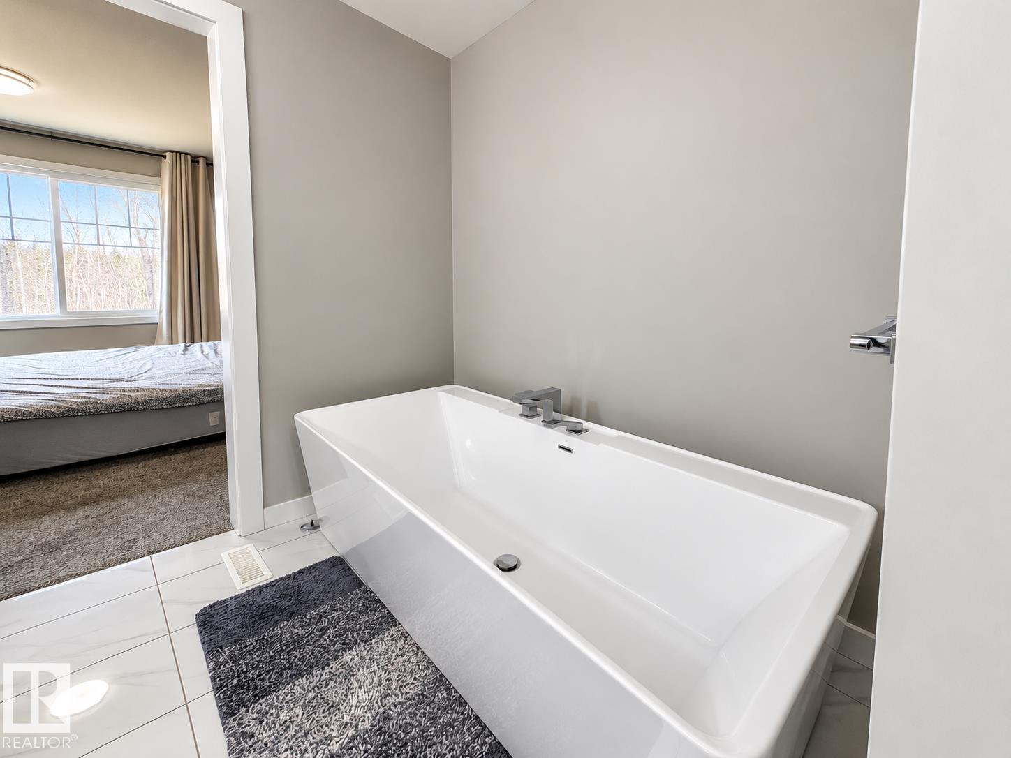 #Main floor 1565 ESAIW PL NW