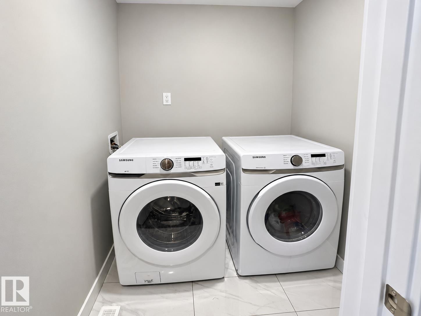 #Main floor 1565 ESAIW PL NW