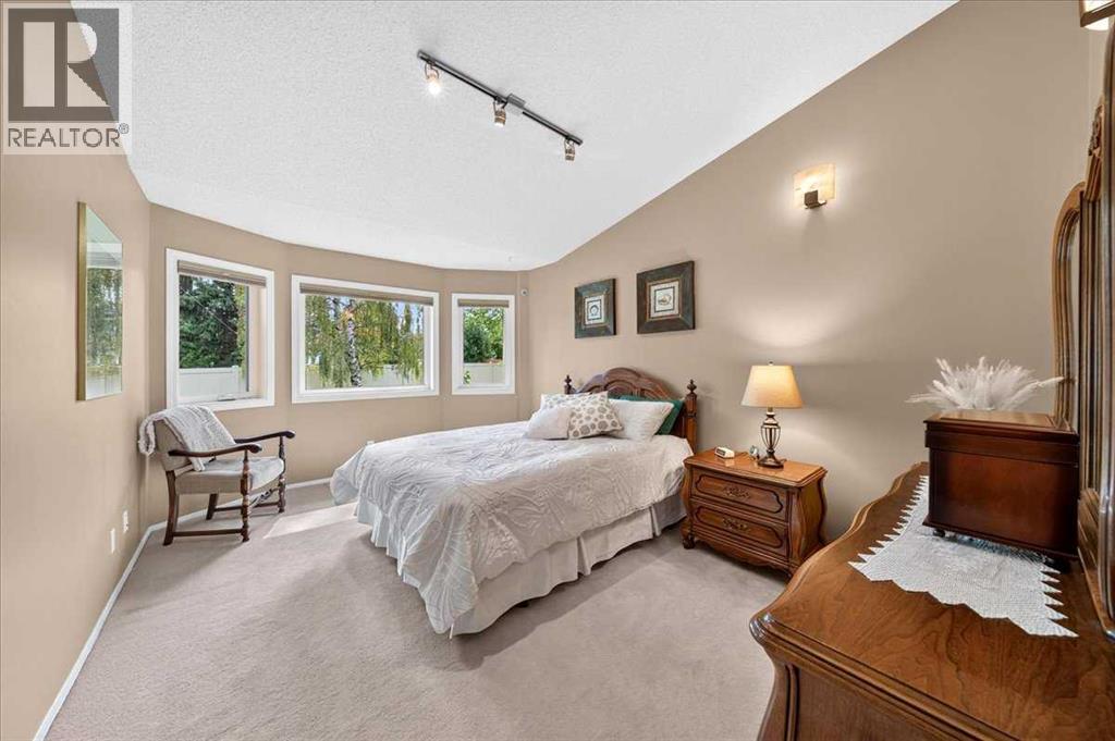 95 Sunlake Close SE photo 13