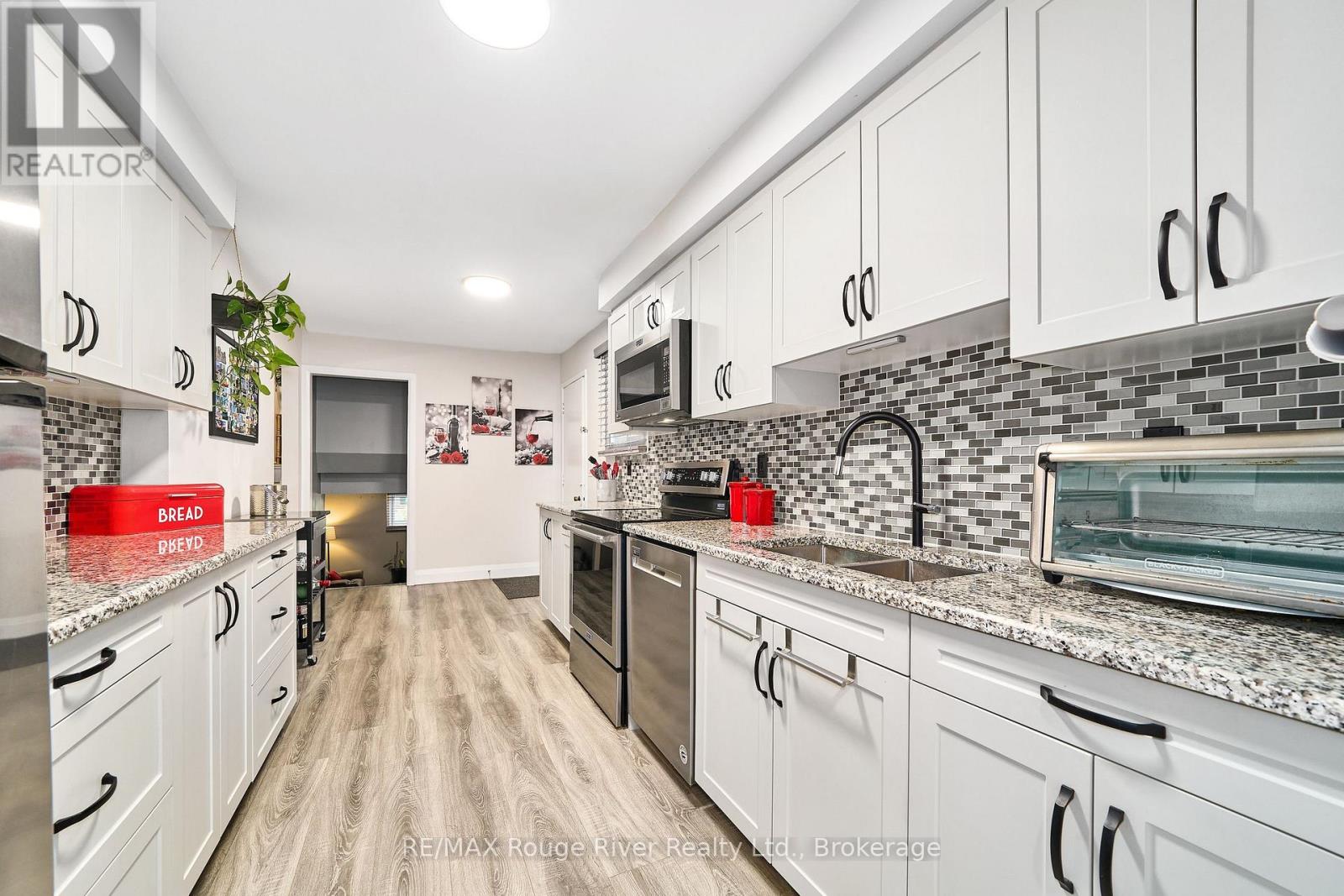 607 Foxrun Court, Oshawa (Pinecrest), Ontario  L1K 1N9 - Photo 12 - E13794262