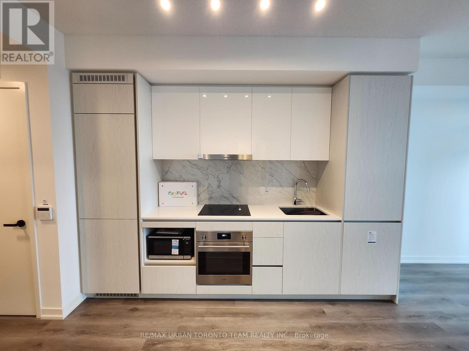 2202 - 28 Interchange Way, Vaughan, Ontario L4K 0P8 - Photo 3 - N13794276