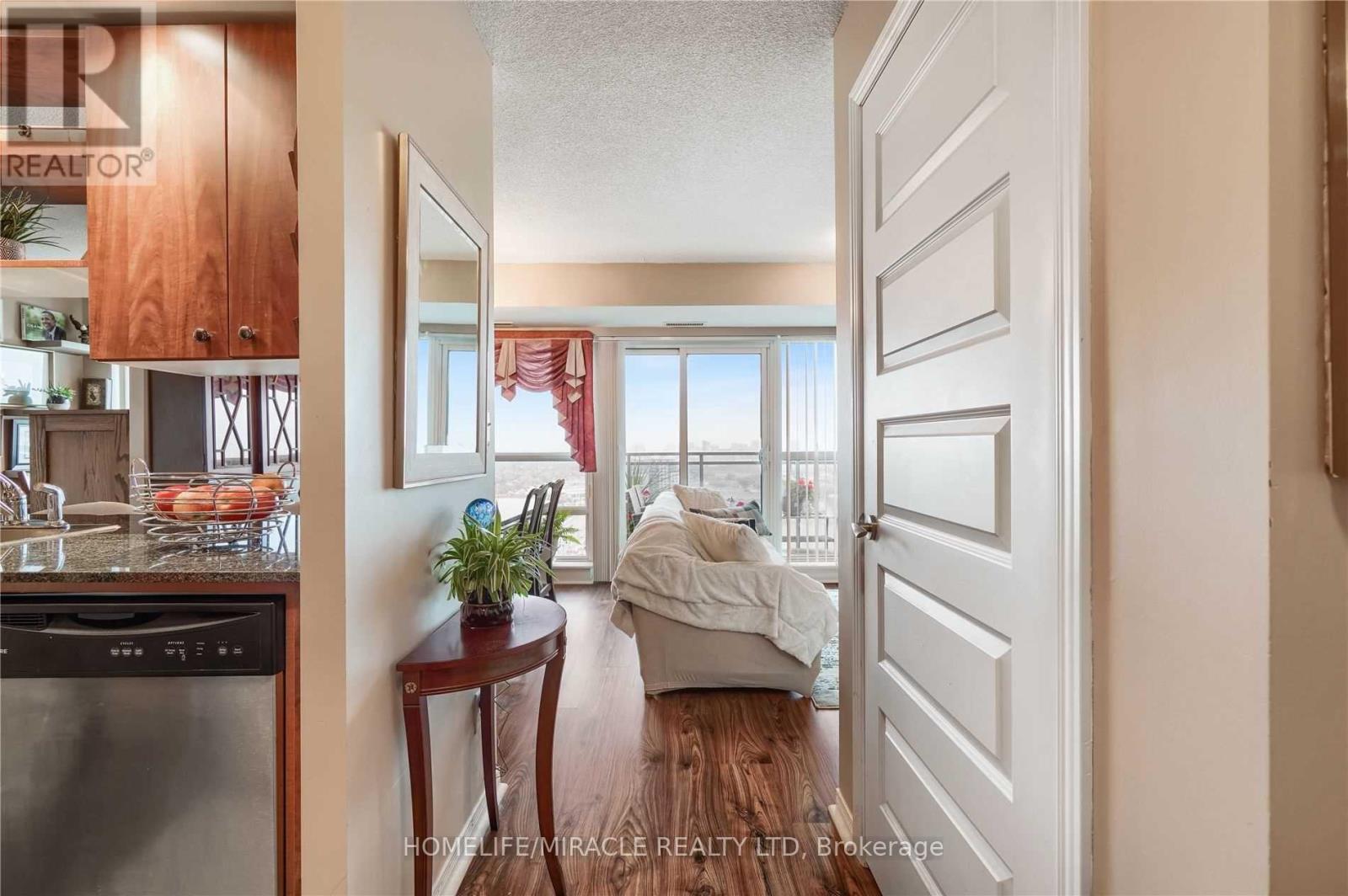 2201 - 215 Queen Street E, Brampton, Ontario  L6W 0A9 - Photo 4 - W13794284