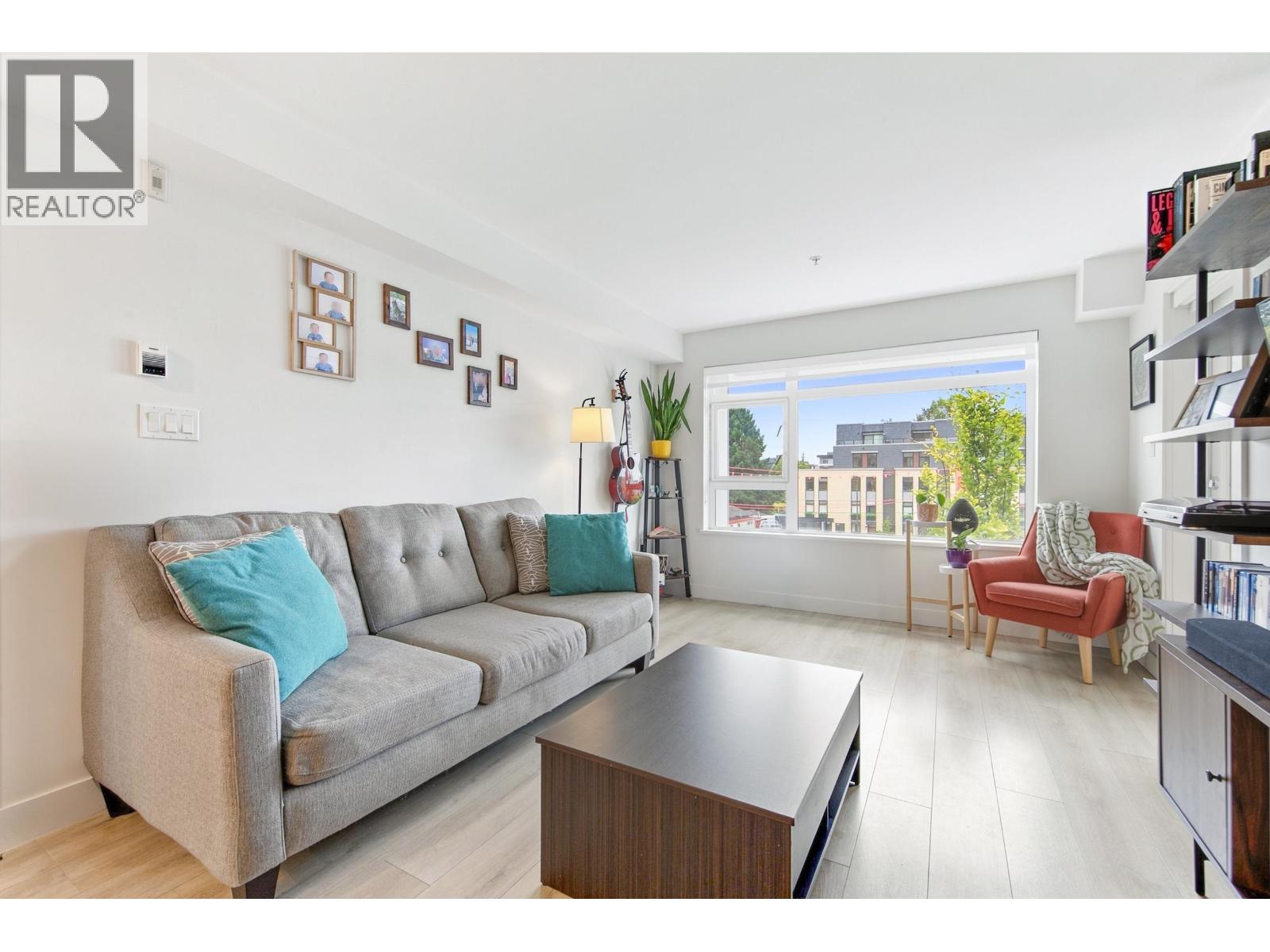 305 1519 Crown Street, North Vancouver, British Columbia  V7J 1G6 - Photo 2 - R3163313