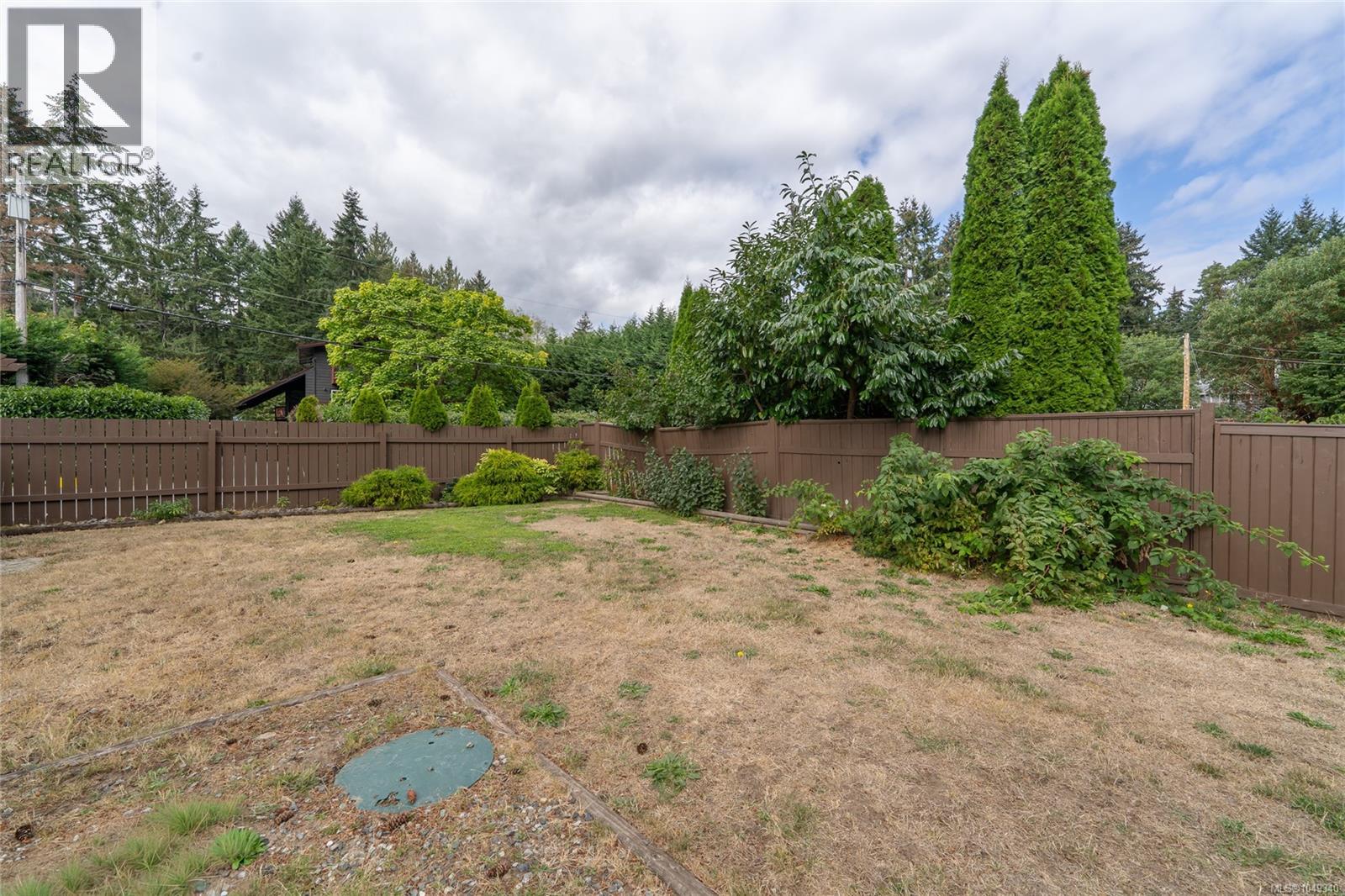 Lots of fenced play area for kids and pets