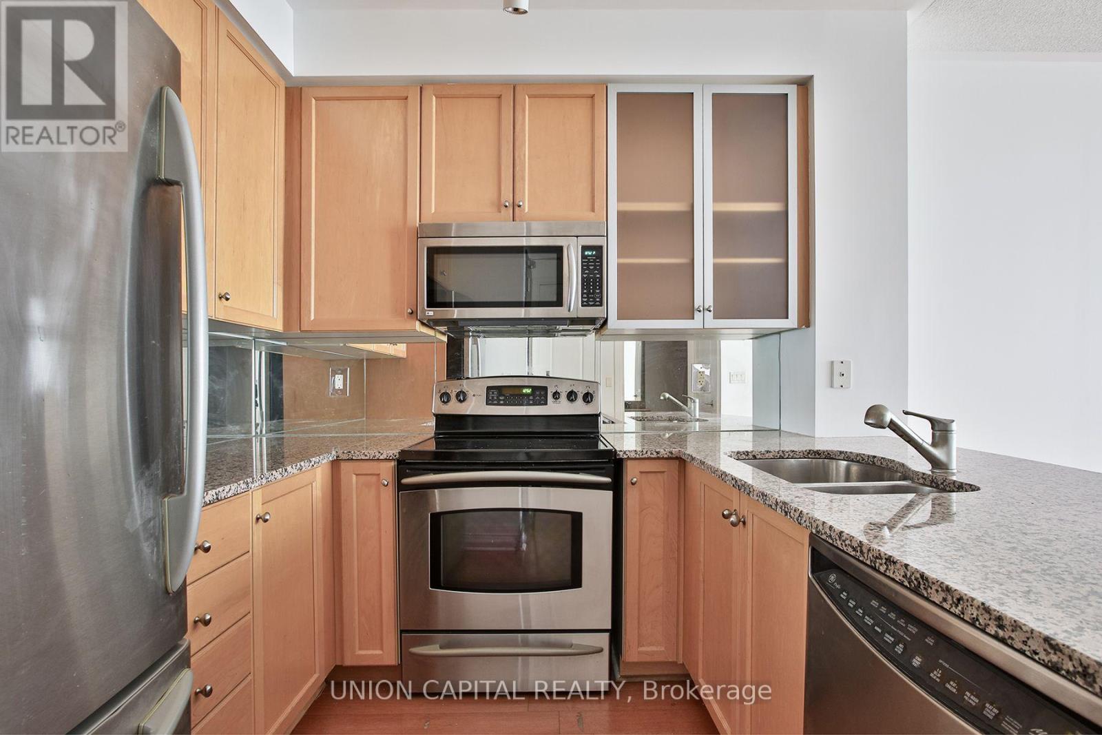 1004 - 18 Yorkville Avenue, Toronto, Ontario  M4W 3Y8 - Photo 2 - C13794364
