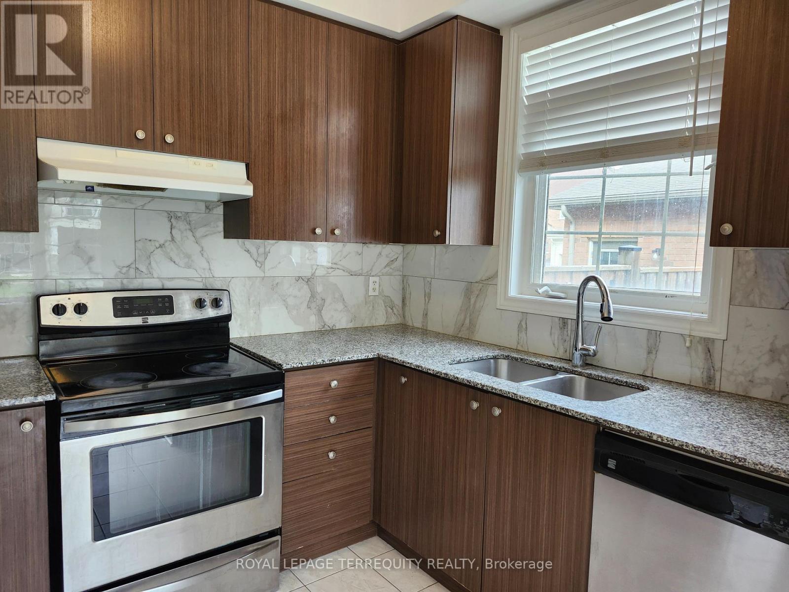 2651 Canadian Street, Pickering, Ontario  L1X 0C9 - Photo 9 - E13686836