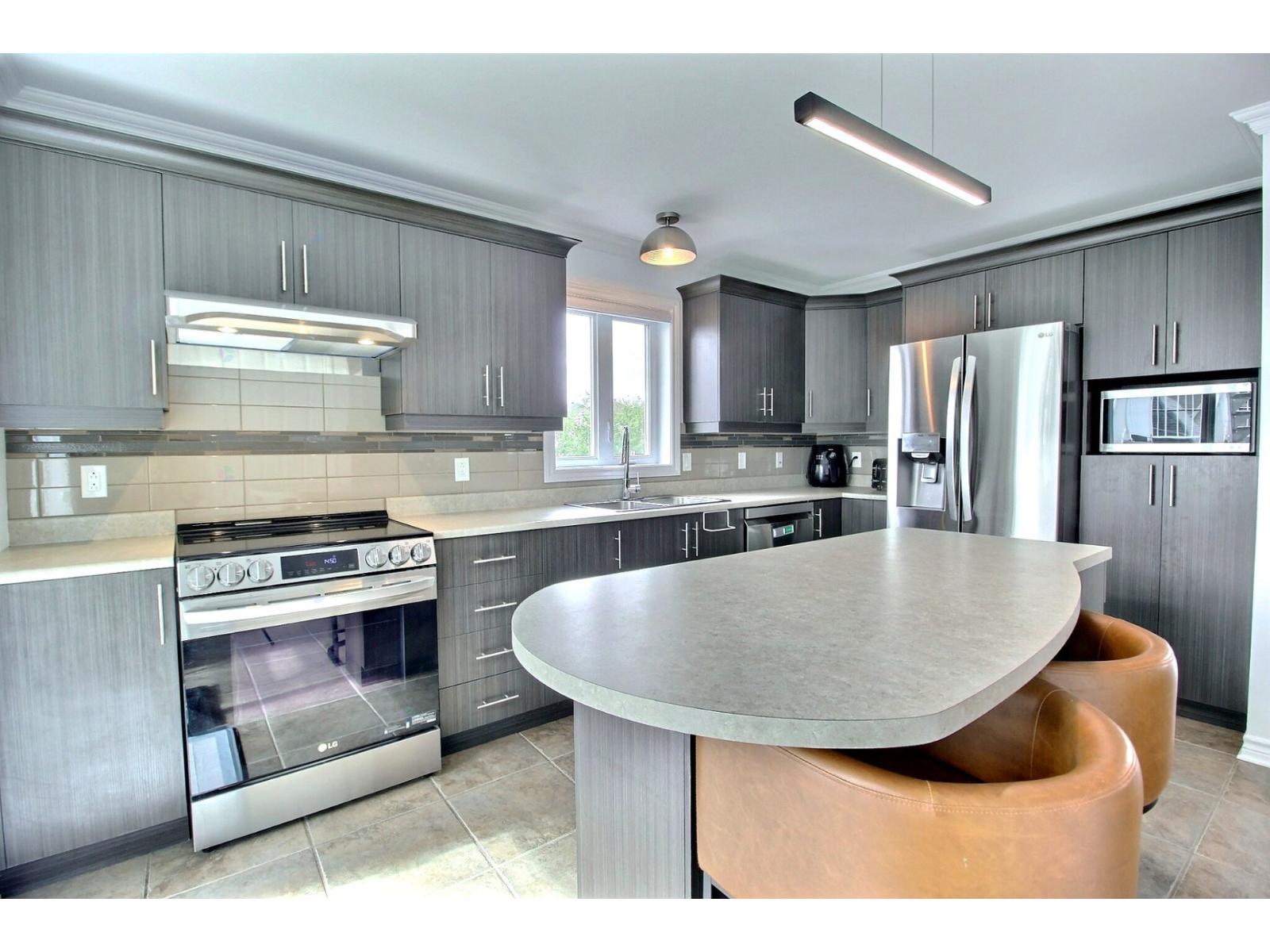 242 Rue des Colibris Saint-Jean-sur-Richelieu Quebec Canada J2W0B2 2