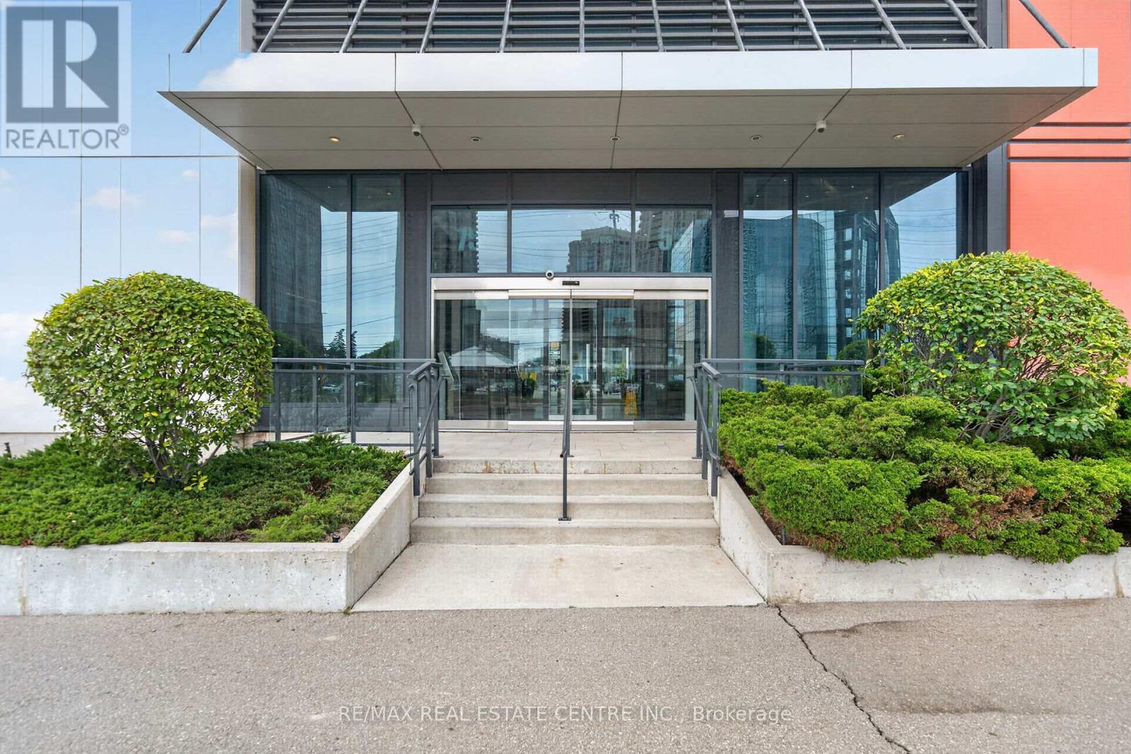 605 - 55 Eglinton Avenue W, Mississauga, Ontario  L5R 0E4 - Photo 3 - W13794400