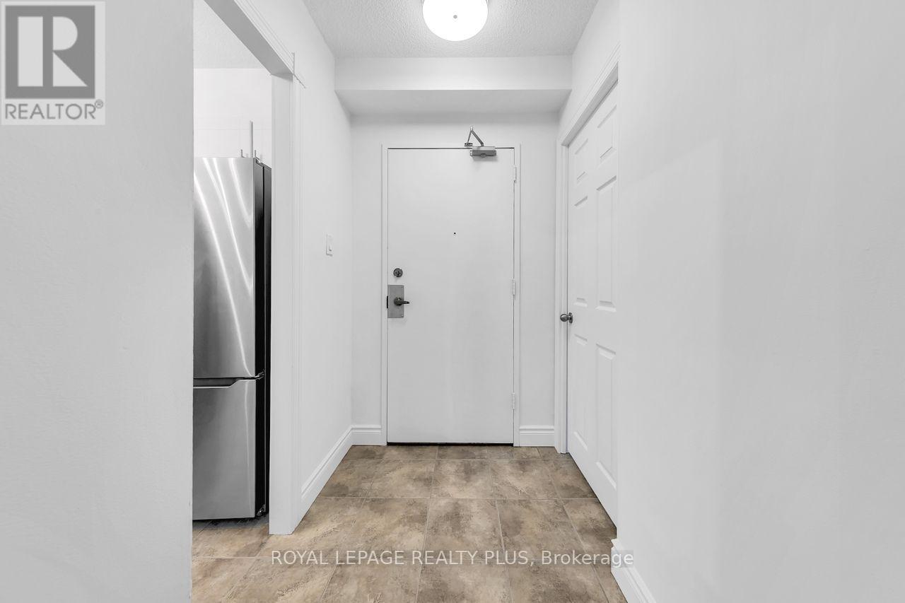 403 - 1395 White Oaks Boulevard, Oakville, Ontario  L6H 2R8 - Photo 2 - W13794476