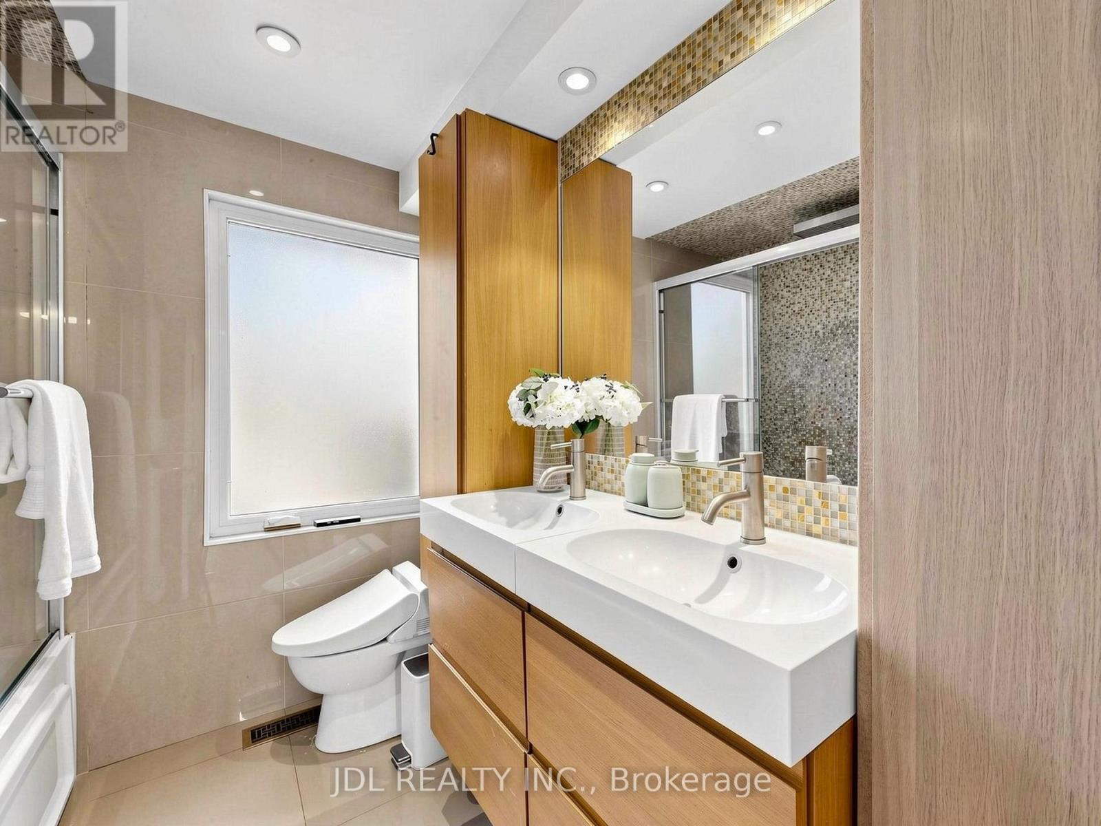32 Ashmount Crescent, Toronto, Ontario  M9R 1C7 - Photo 29 - W13788960