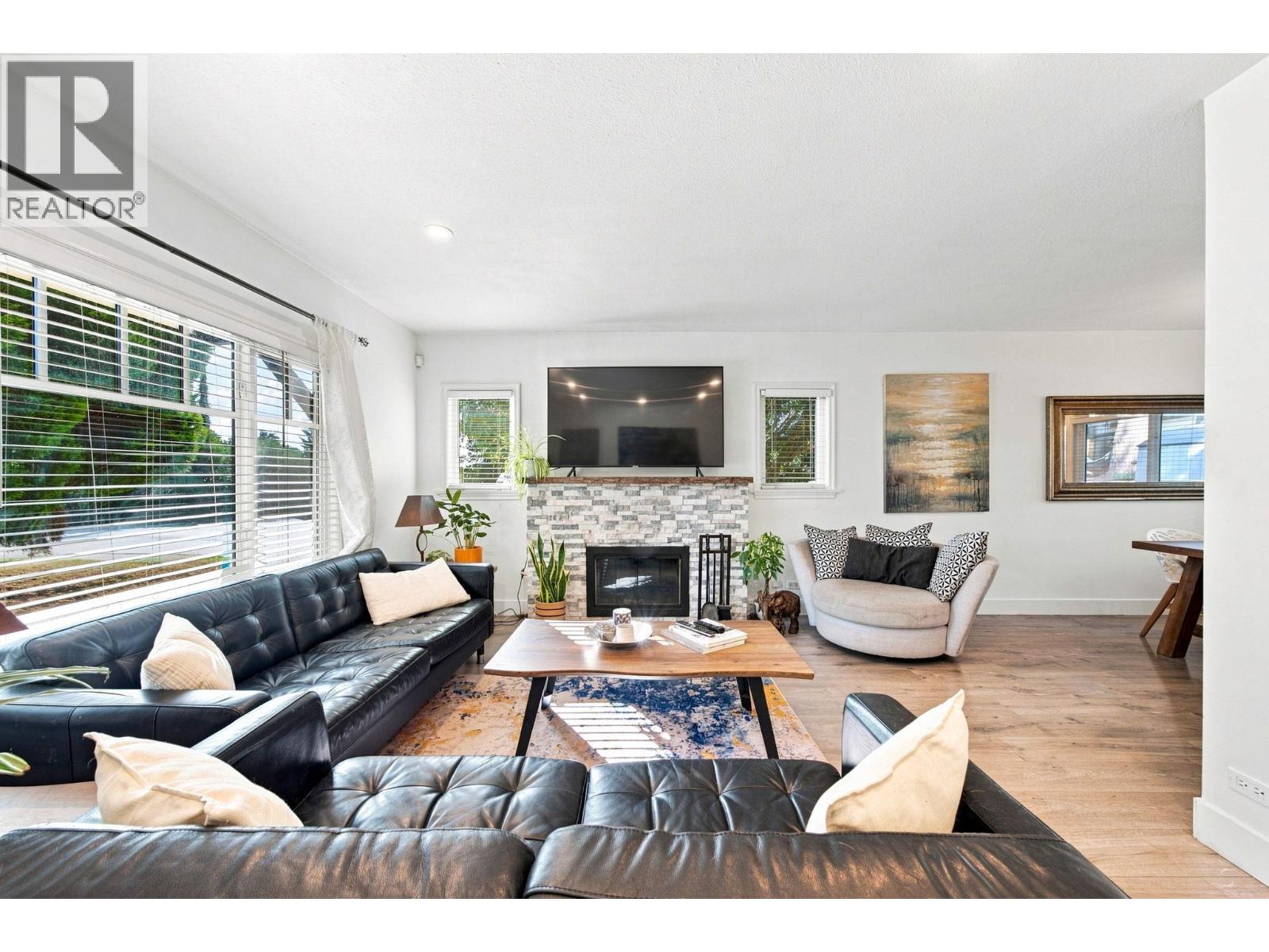 300 E 25th Street, North Vancouver, British Columbia  V7N 1A3 - Photo 3 - R3164981