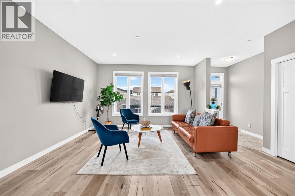 166 Howse Common NE photo 10