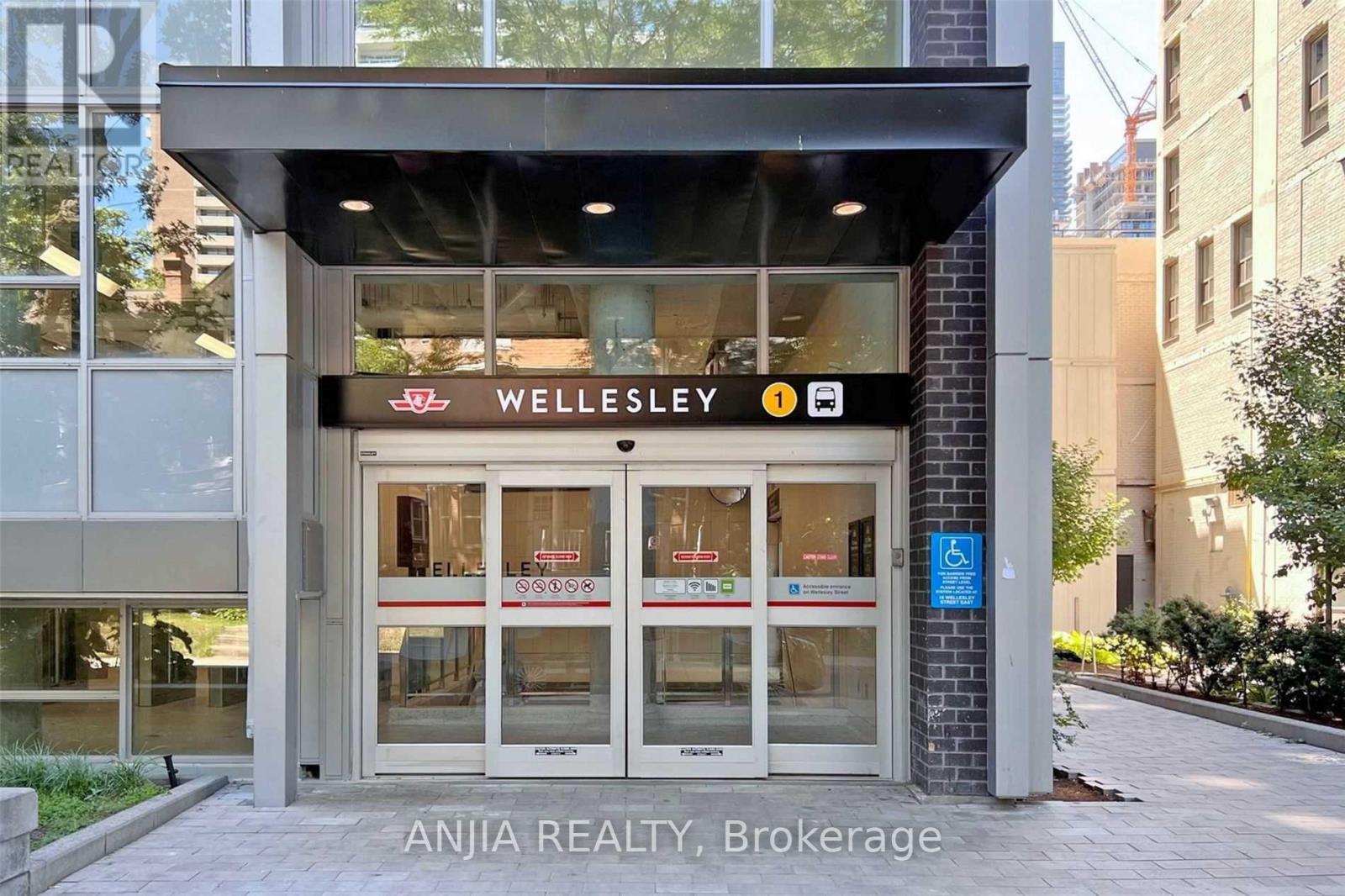 409 - 17 Dundonald Street, Toronto, Ontario  M4Y 1K3 - Photo 2 - C13794582