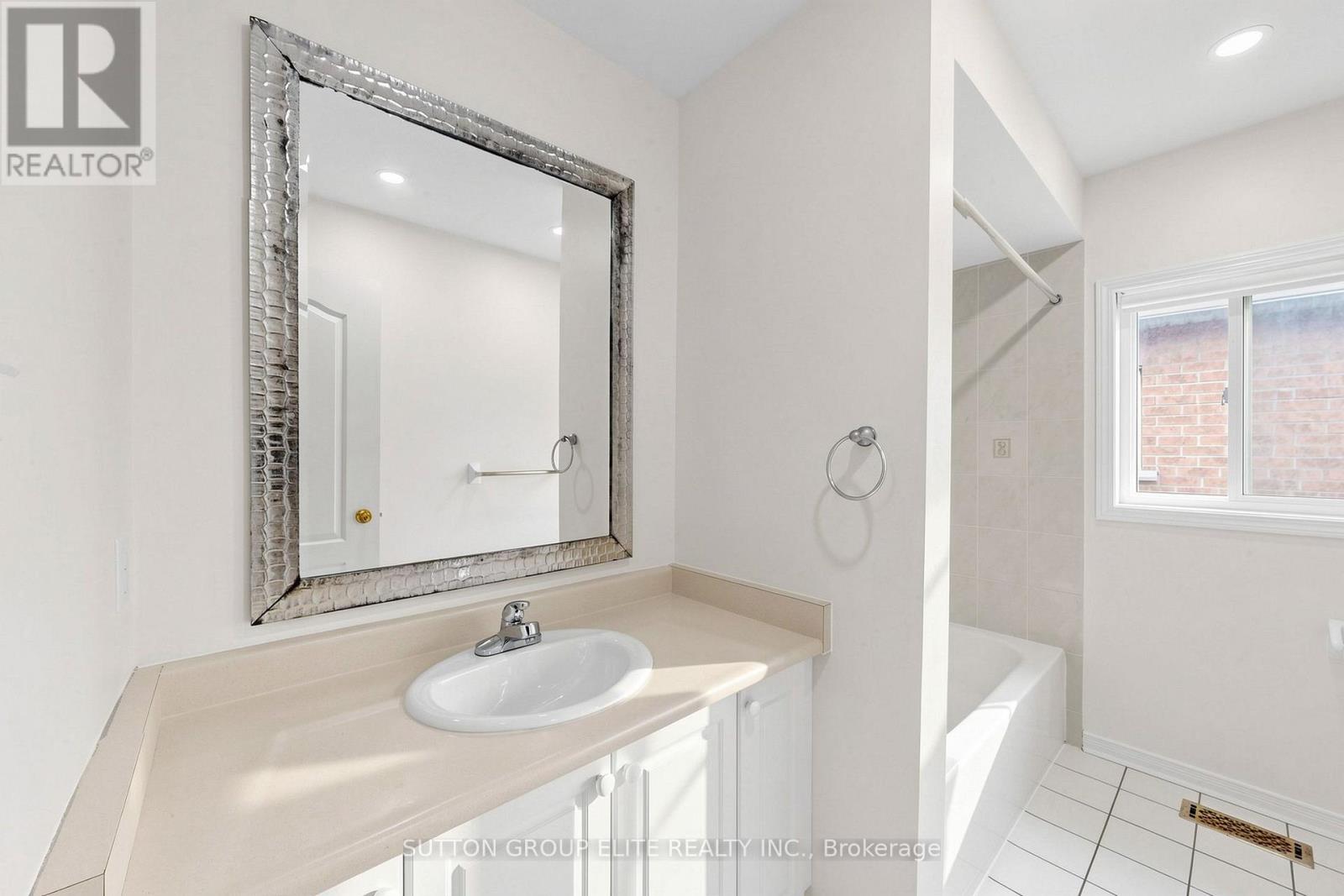 5684 Volpe Avenue, Mississauga, Ontario  L5V 3A5 - Photo 15 - W13794558