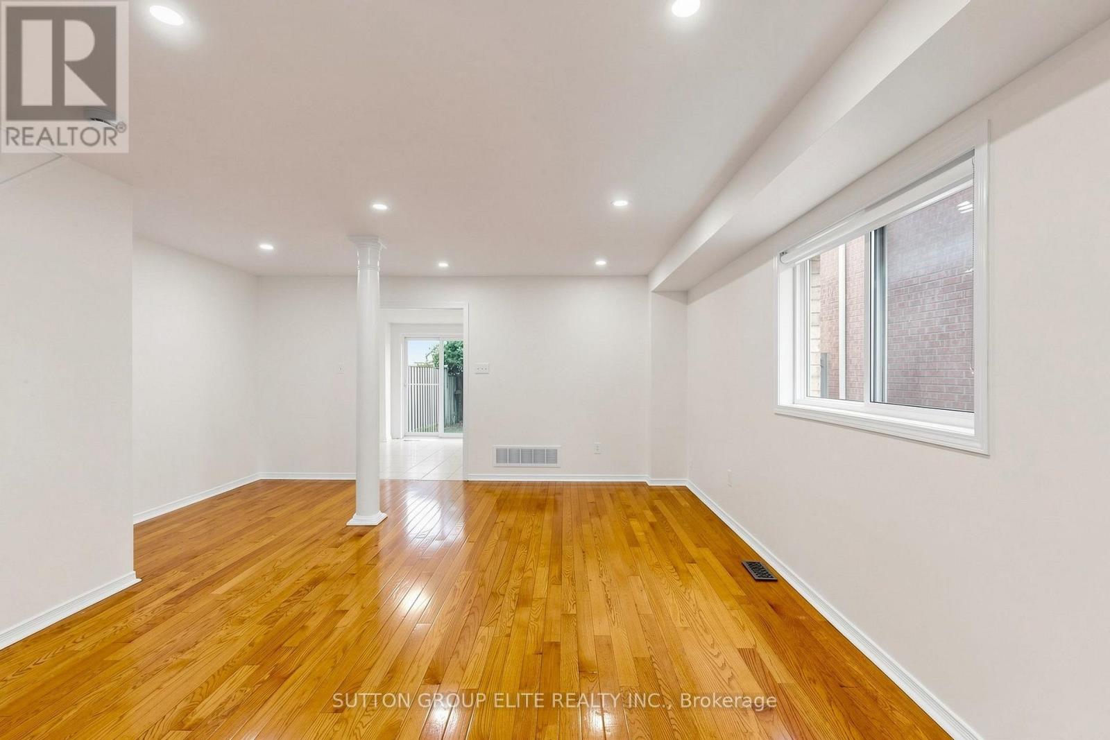 5684 Volpe Avenue, Mississauga, Ontario  L5V 3A5 - Photo 4 - W13794558