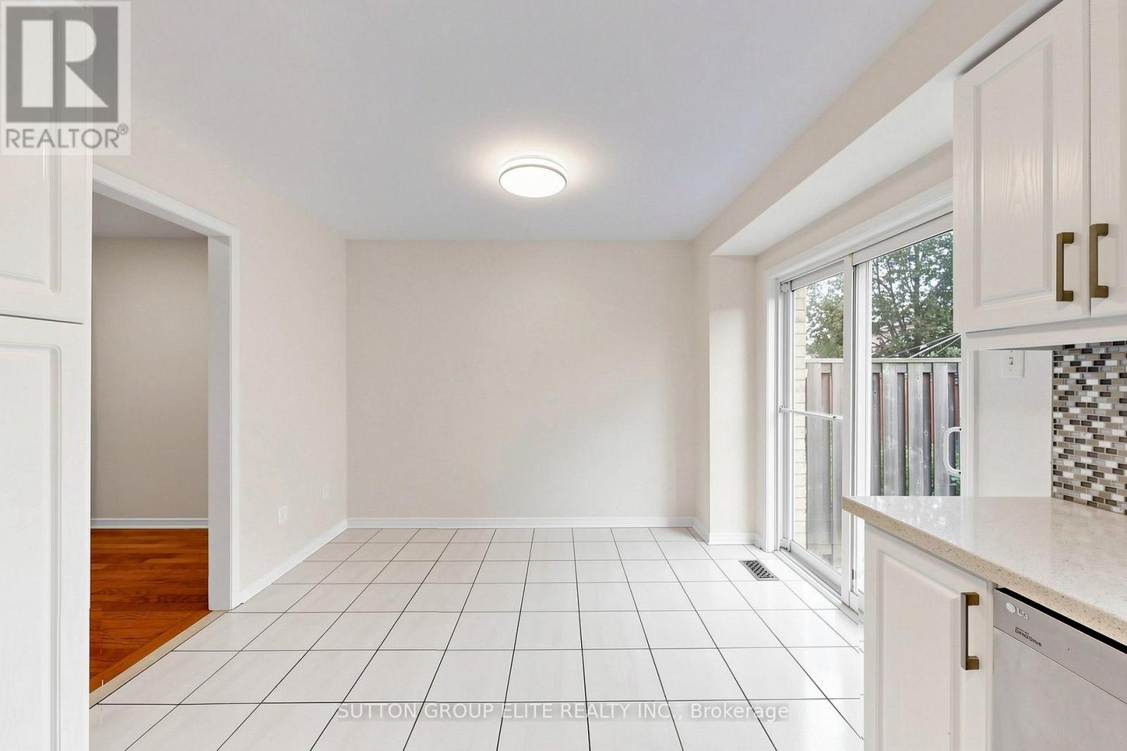5684 Volpe Avenue, Mississauga, Ontario  L5V 3A5 - Photo 8 - W13794558