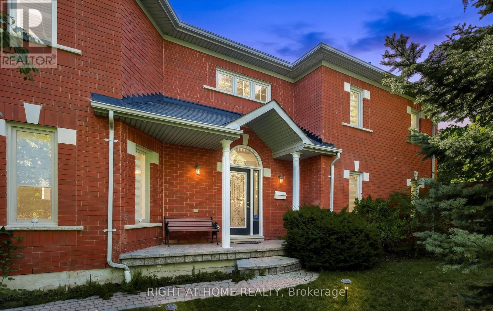5994 Tweed Court, Mississauga, Ontario  L5M 5S6 - Photo 2 - W13794590