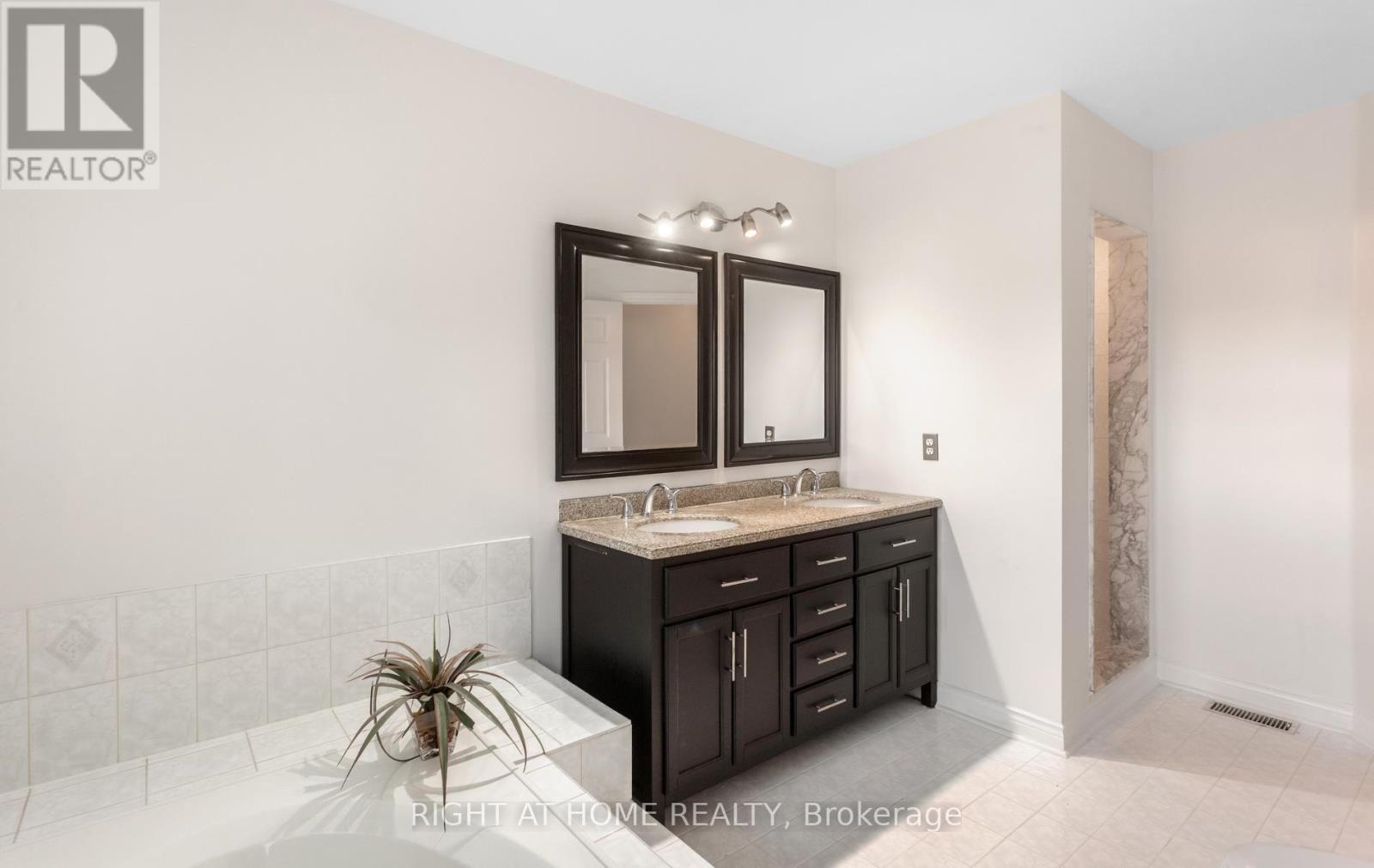 5994 Tweed Court, Mississauga, Ontario  L5M 5S6 - Photo 29 - W13794590