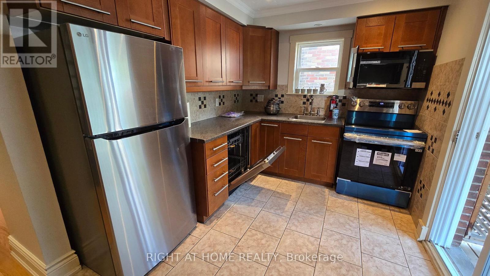 43 Bowie Avenue, Toronto, Ontario  M6E 2P2 - Photo 5 - W13650952